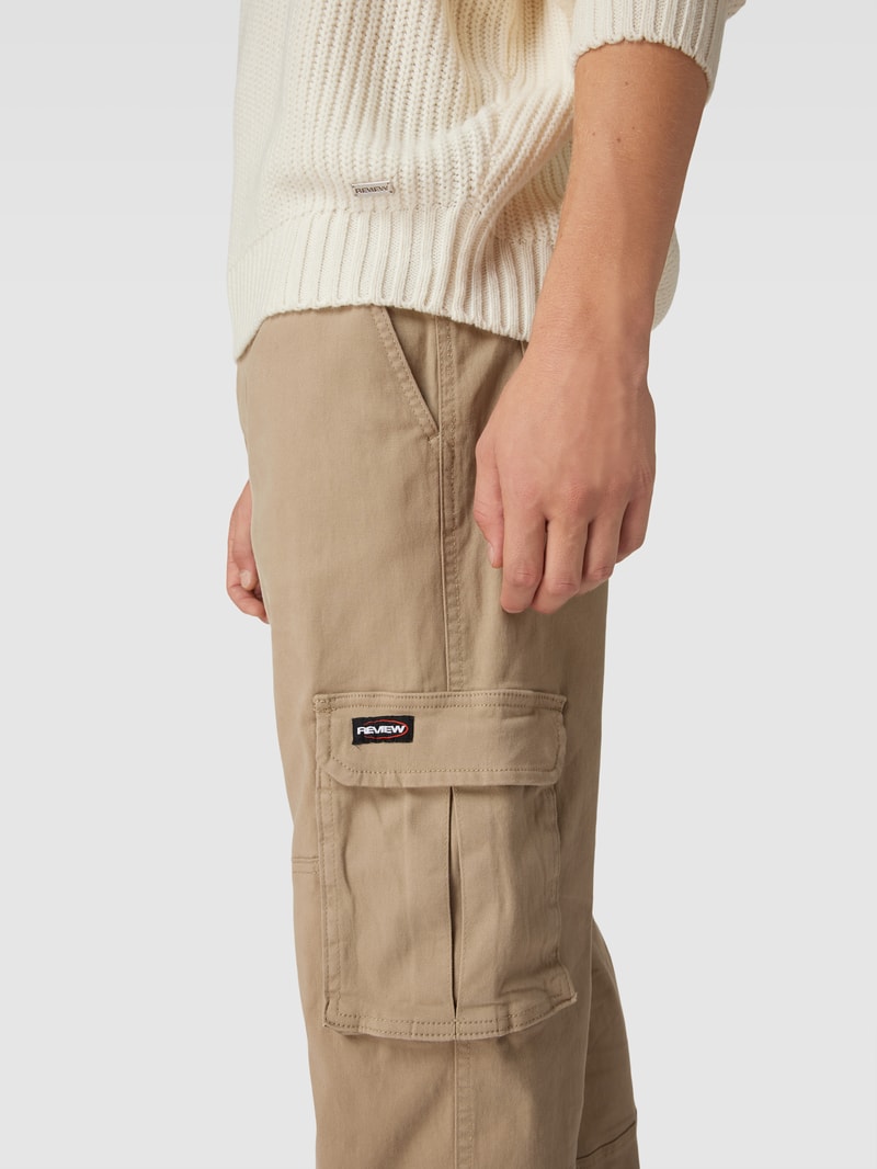 Cargohose mit aufgesetzten Pattentaschen in beige