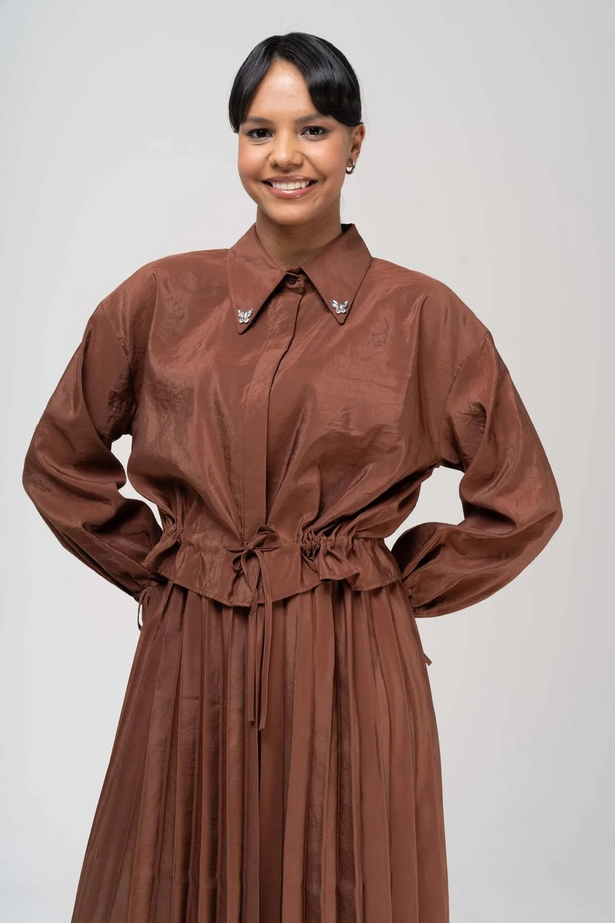 Olcay  Bluse mit Spitzendetail, elastischer Bund, Faltenrock, Anzug, BRAUN 9223-TK