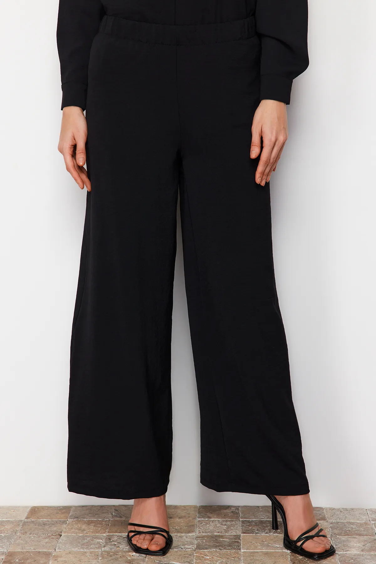 Trendyol Modest  Schwarzes gewebtes Oberteil- und Unterteil-Set TCTSS24US00061