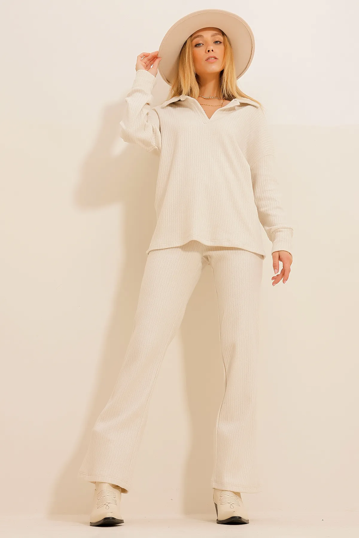 Trend Alaçatı Stili  Cremefarbenes Damen-Set aus Strickoberteil mit Polokragen und Palazzohose ALC-796-001