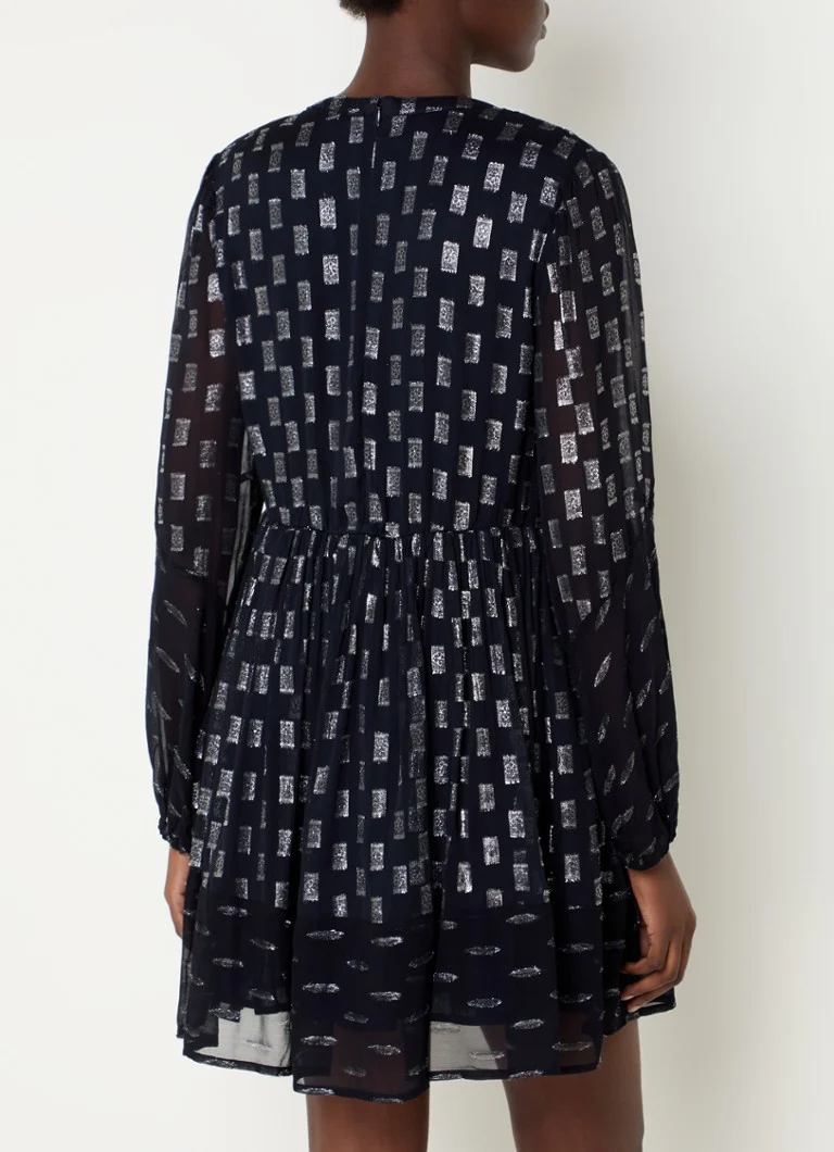 Vestido curto semitransparente Maje com detalhe plissado e lurex.