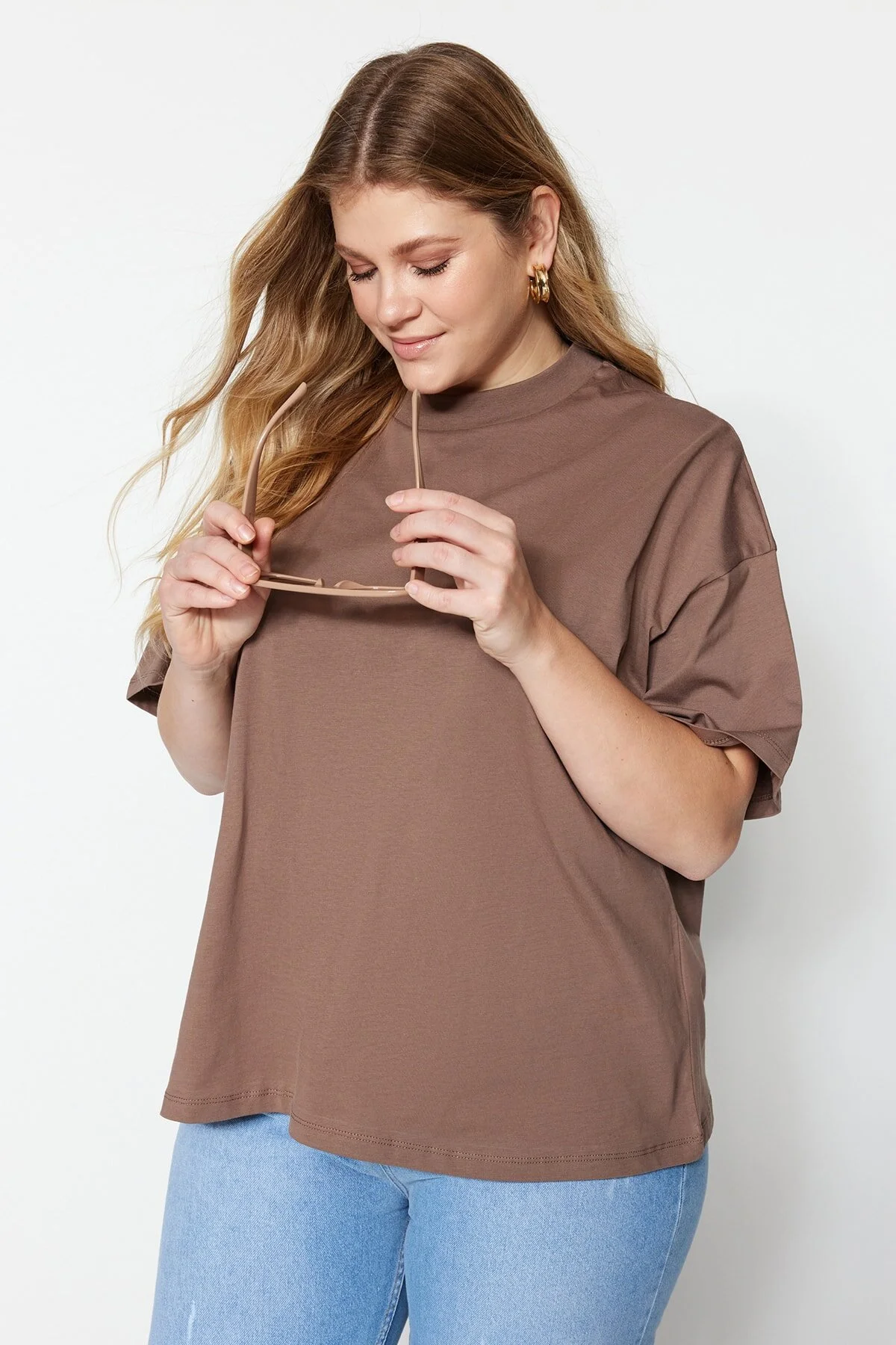 Trendyol Curve  Braunes, geripptes, weit geschnittenes Basic-Strick-T-Shirt mit Kragen TBBSS23BF00017
