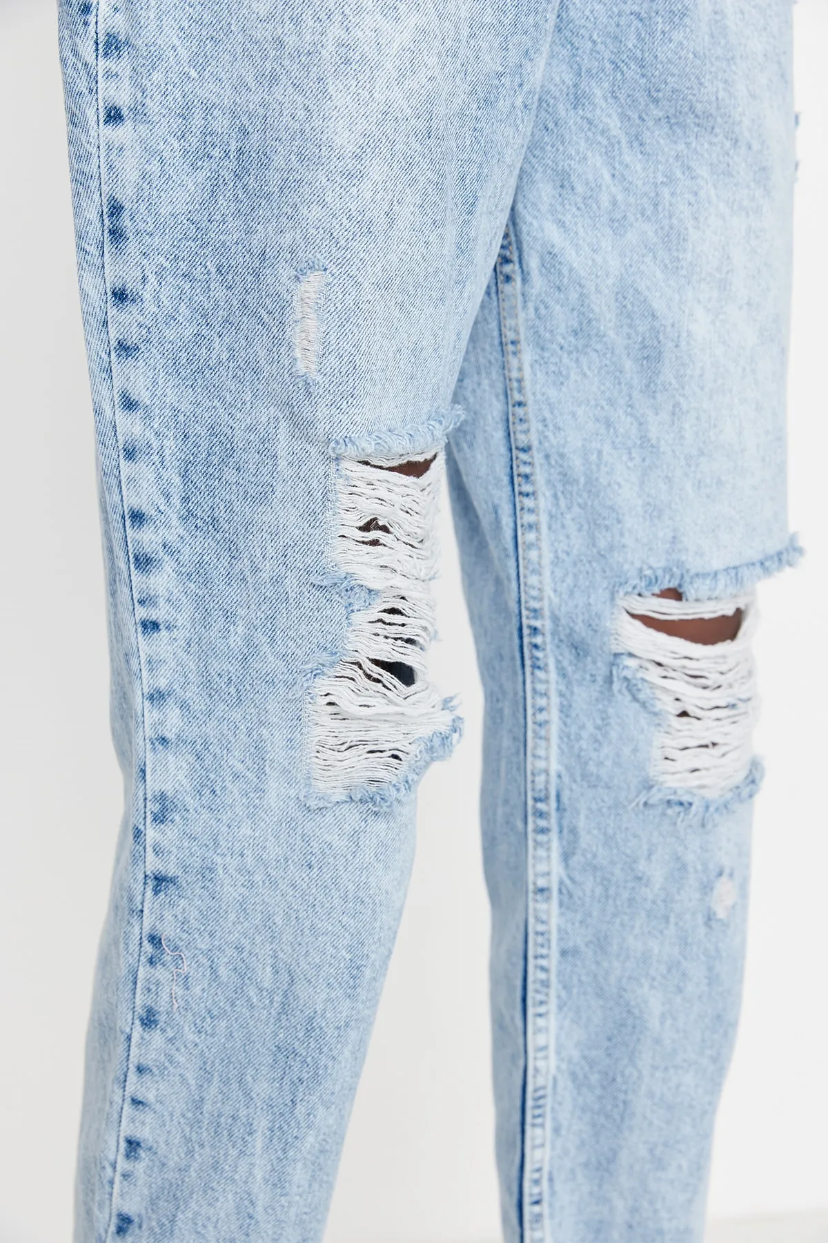 Trendyol Collection  Blaue Mom-Jeans mit zerrissenem Detail und hoher Taille TWOSS21JE0150