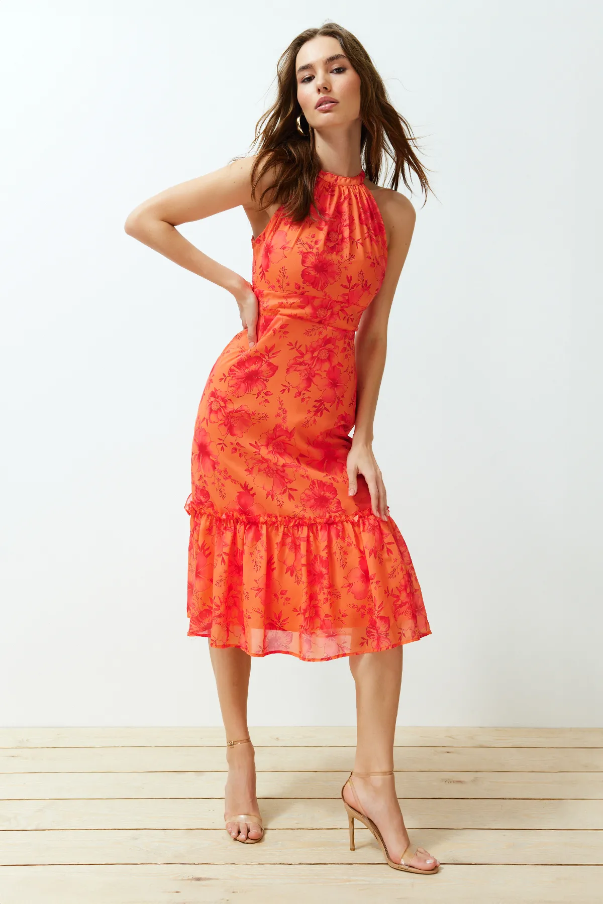 Trendyol Collection  Orangefarbenes, gewebtes Kleid mit A-Ausschnitt und Neckholder-Midi-Chiffon-Futter und Blumendruck TWOSS19LJ0200