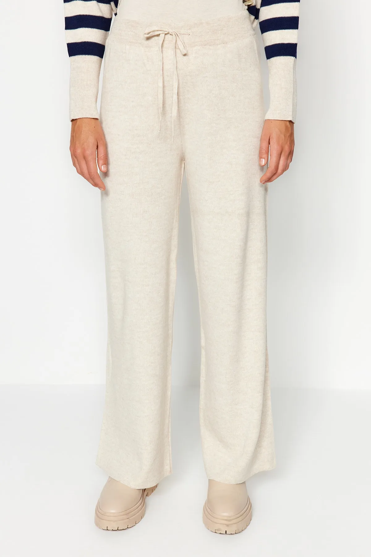 Trendyol Modest  Beiges Set aus Oberteil und Unterteil mit Jacquard-Streifen, Strickjacke und Hose mit Knopfleiste TCTAW24US00054