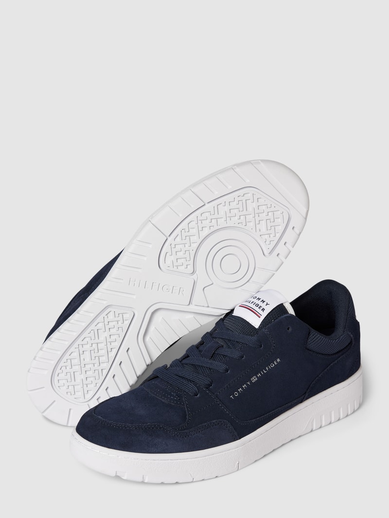 Sneaker mit Label-Detail in dunkelblau