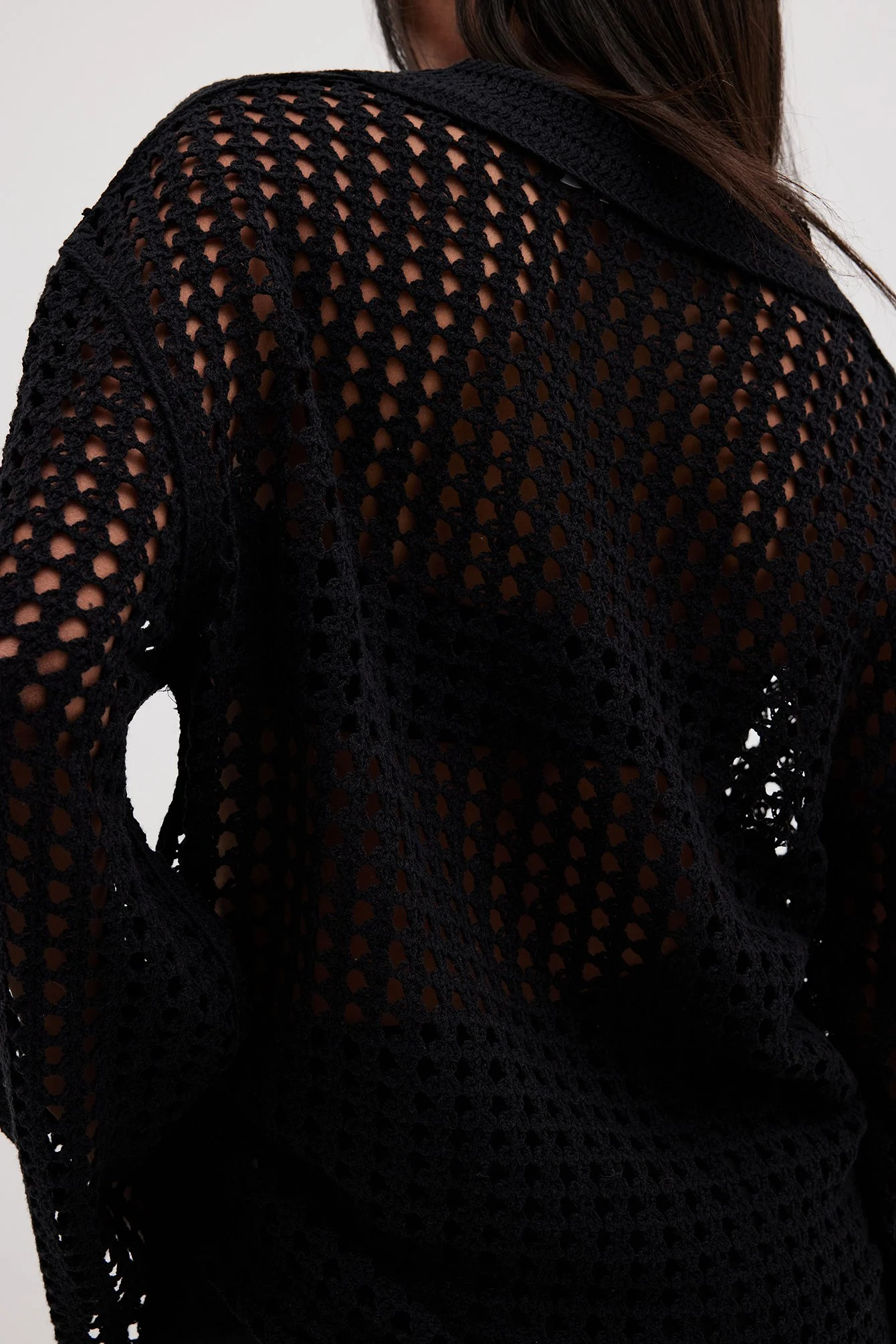 Gehäkelter Strickpullover mit V-Ausschnitt