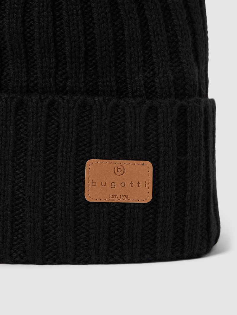 Mütze mit Label-Patch in schwarz