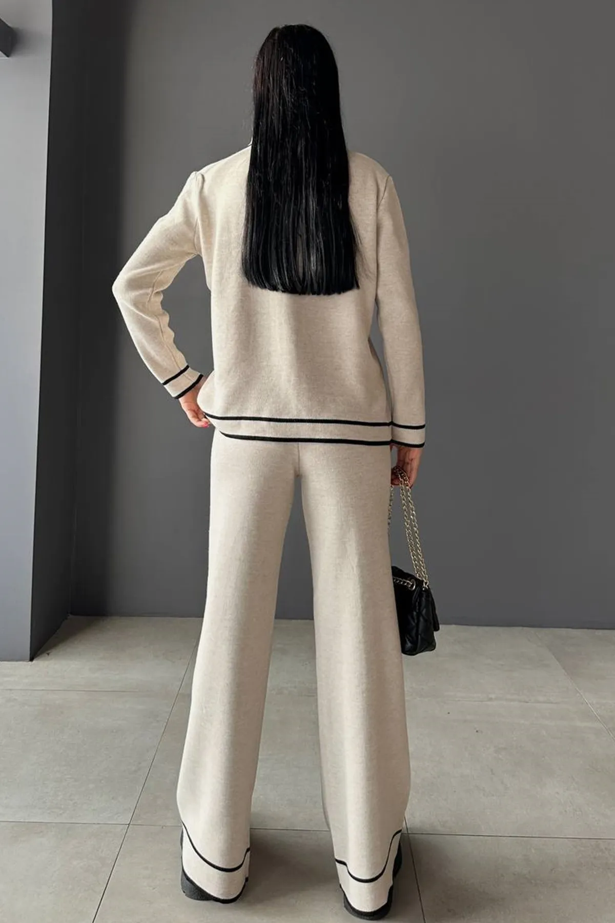 lovebox  Strickjacke mit Polokragen, Taschendetail und Knopfleiste und Hose mit hoher Taille und weitem Bein, cremefarbenes Strickoberteil, Anzug 10067