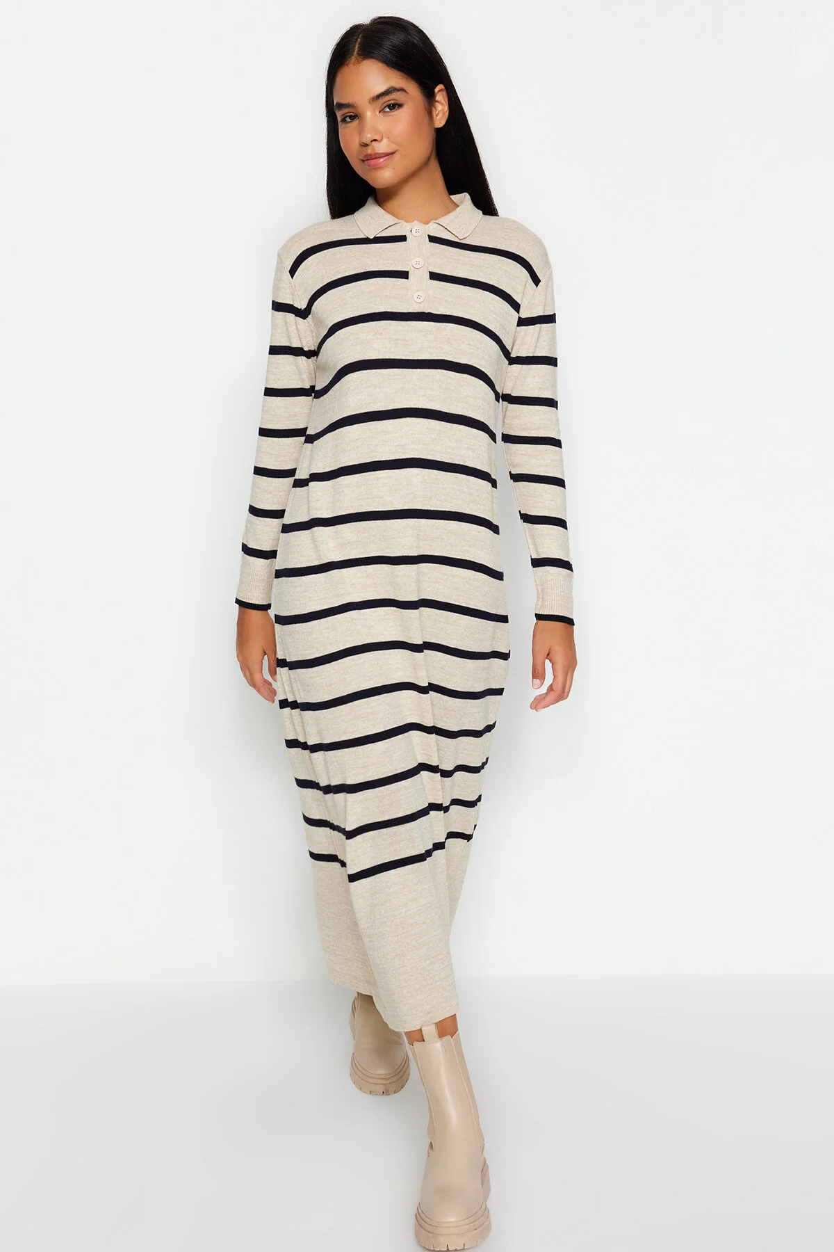 Trendyol Modest  Indigofarbenes Strickkleid mit Polokragen und Streifen TCTAW22EB0212