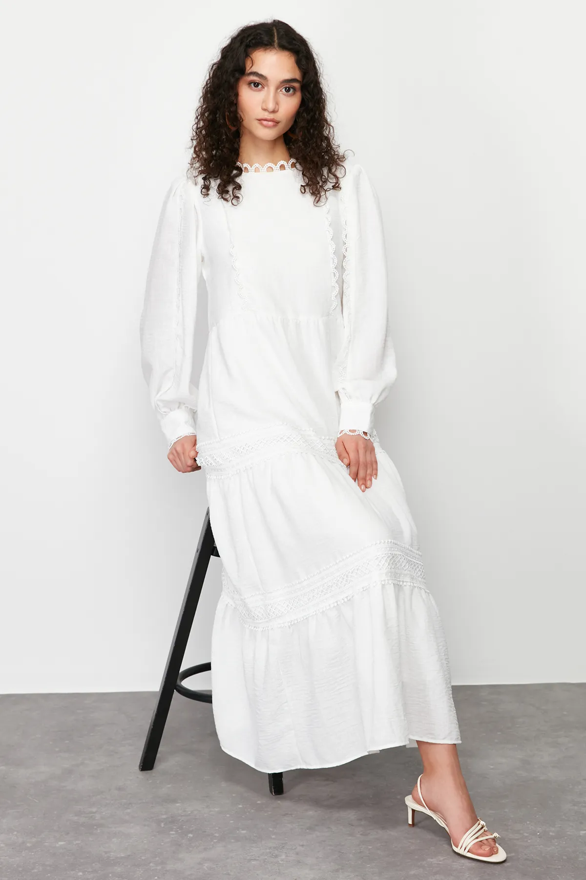 Trendyol Modest  Weißes, gefüttertes, besticktes, detailliertes Webkleid TCTSS24EB00178