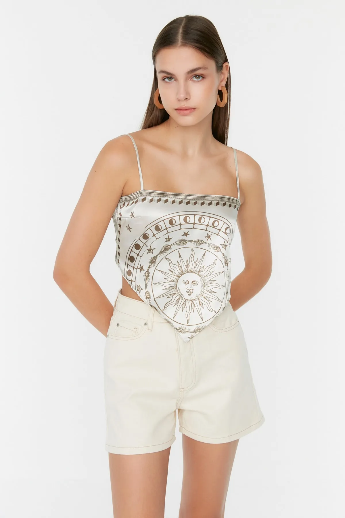 Trendyol Collection  Ecru Mom Jeansshorts mit hoher Taille TWOSS20SR0210