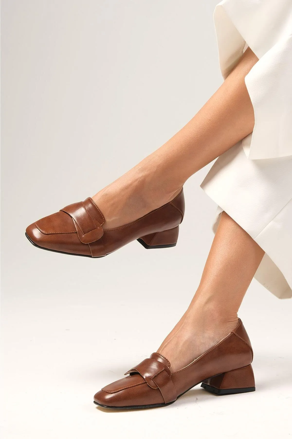 Mio Gusto  Anneka Brown Blunt Toe Damenschuhe mit kurzem Absatz