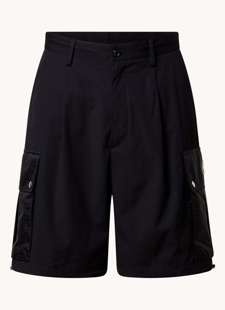 Pantaloncini cargo Moncler dalla vestibilità comoda e con tasche a patta.