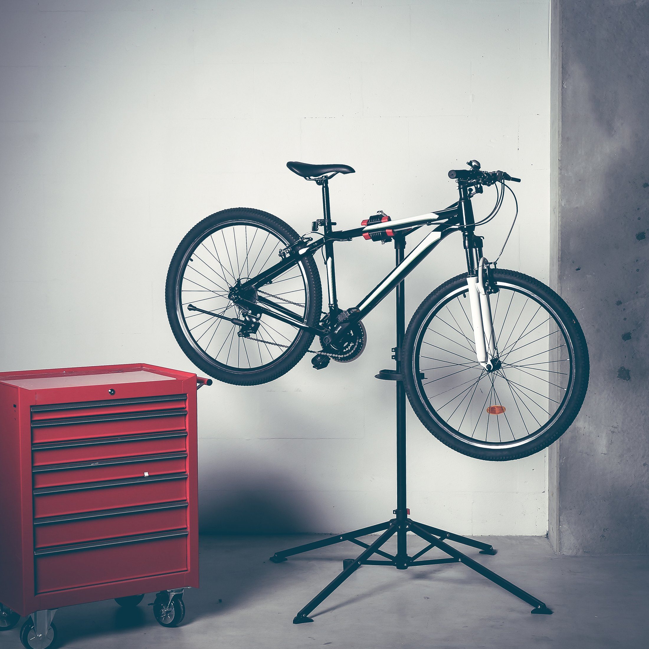 Zoomyo Fahrrad-Montageständer Fahrradmontageständer (Semi-Profi, MTB E-Bike Ständer, für Fahrräder bis 30 kg, Fahrrad Reparatur Ständer), mit Werkzeugschale und Teleskoparm, schnell aufzubauen