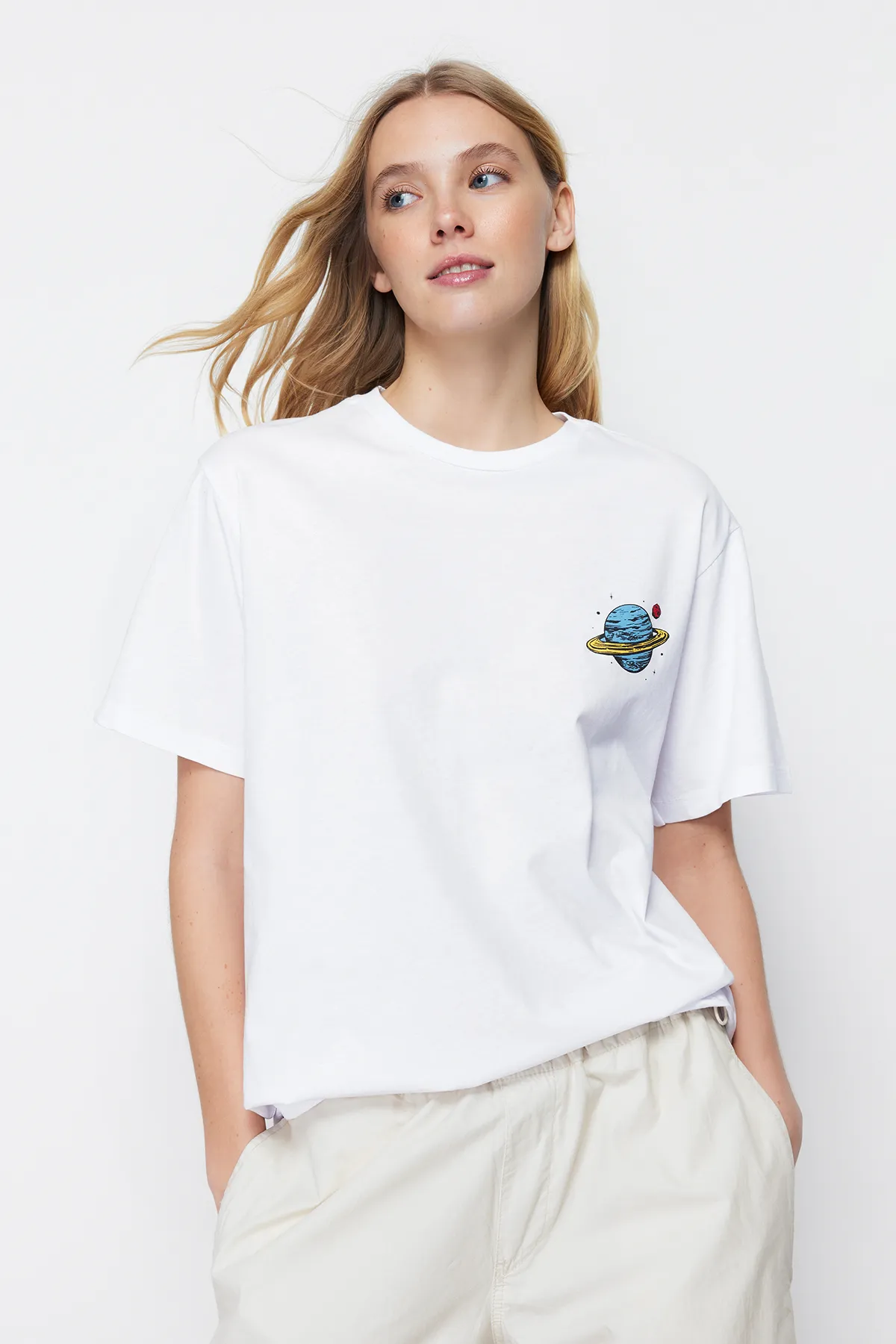 Trendyol Collection  Galaxi bedrucktes weißes T-Shirt im Boyfriend-Fit – 100 % Baumwolle, Rundhalsausschnitt – TWOSS23TS00257