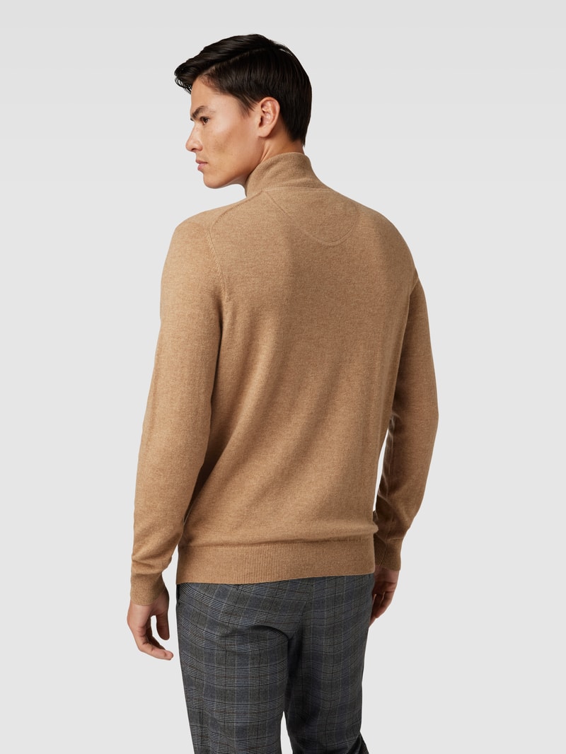 Strickpullover mit Stehkragen in camel