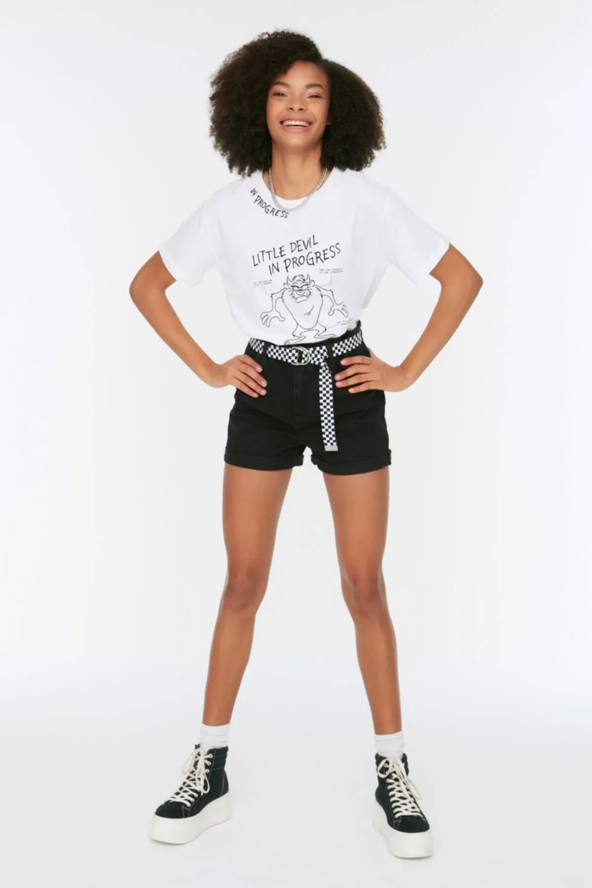 Trendyol Collection  Schwarze Jeansshorts mit elastischem Bund TWOSS20SR0186