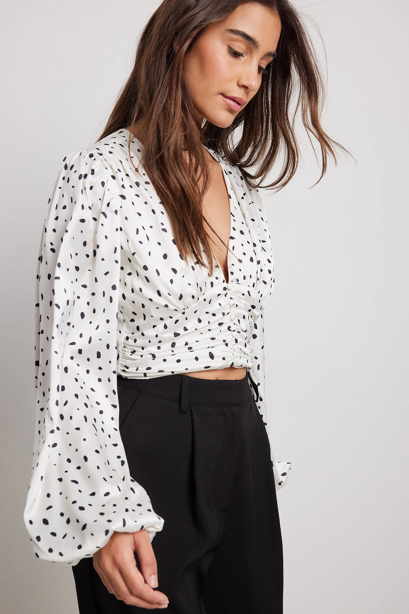 Satinbluse mit geraffter Taille und V-Ausschnitt