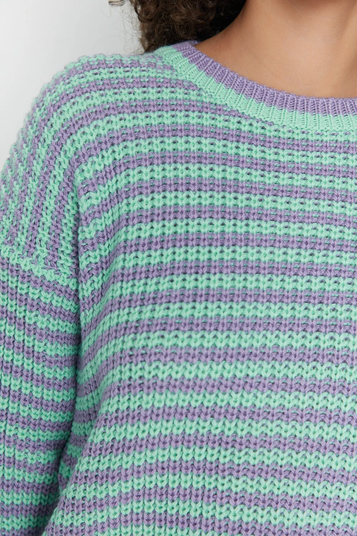 Trendyol Collection  Lila kurzer Strickpullover mit Streifen TWOAW23KZ00412