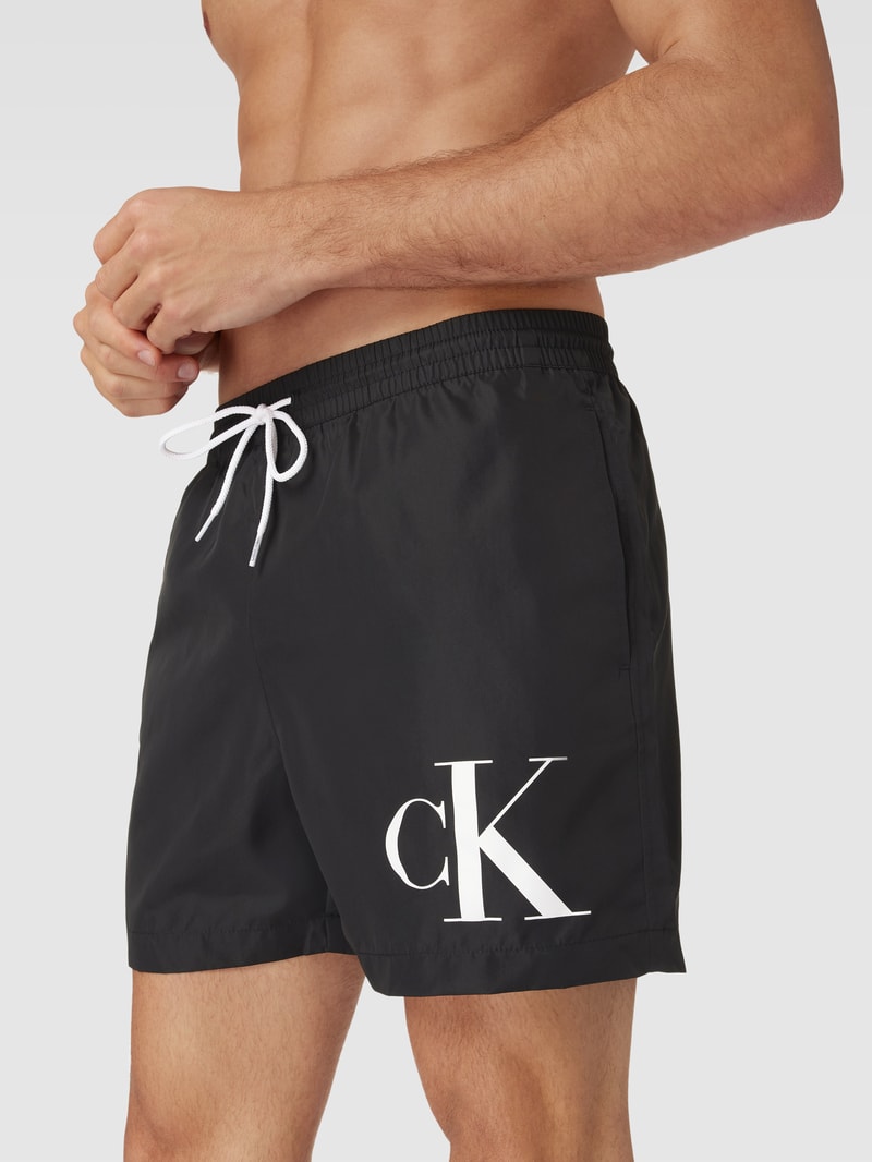 Badehose und Strandtuch im Set in schwarz