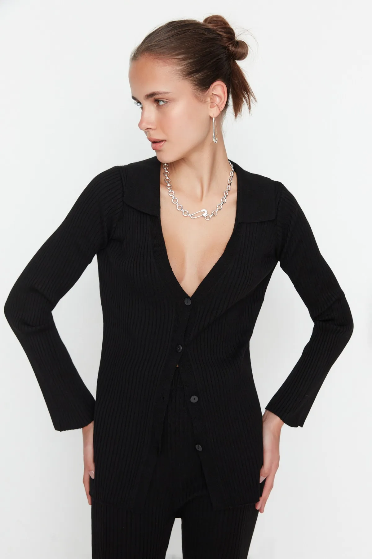 Trendyol Collection  Schwarzes Basic-Set aus Strickoberteil und -unterteil mit Polokragen TWOAW23AU00007