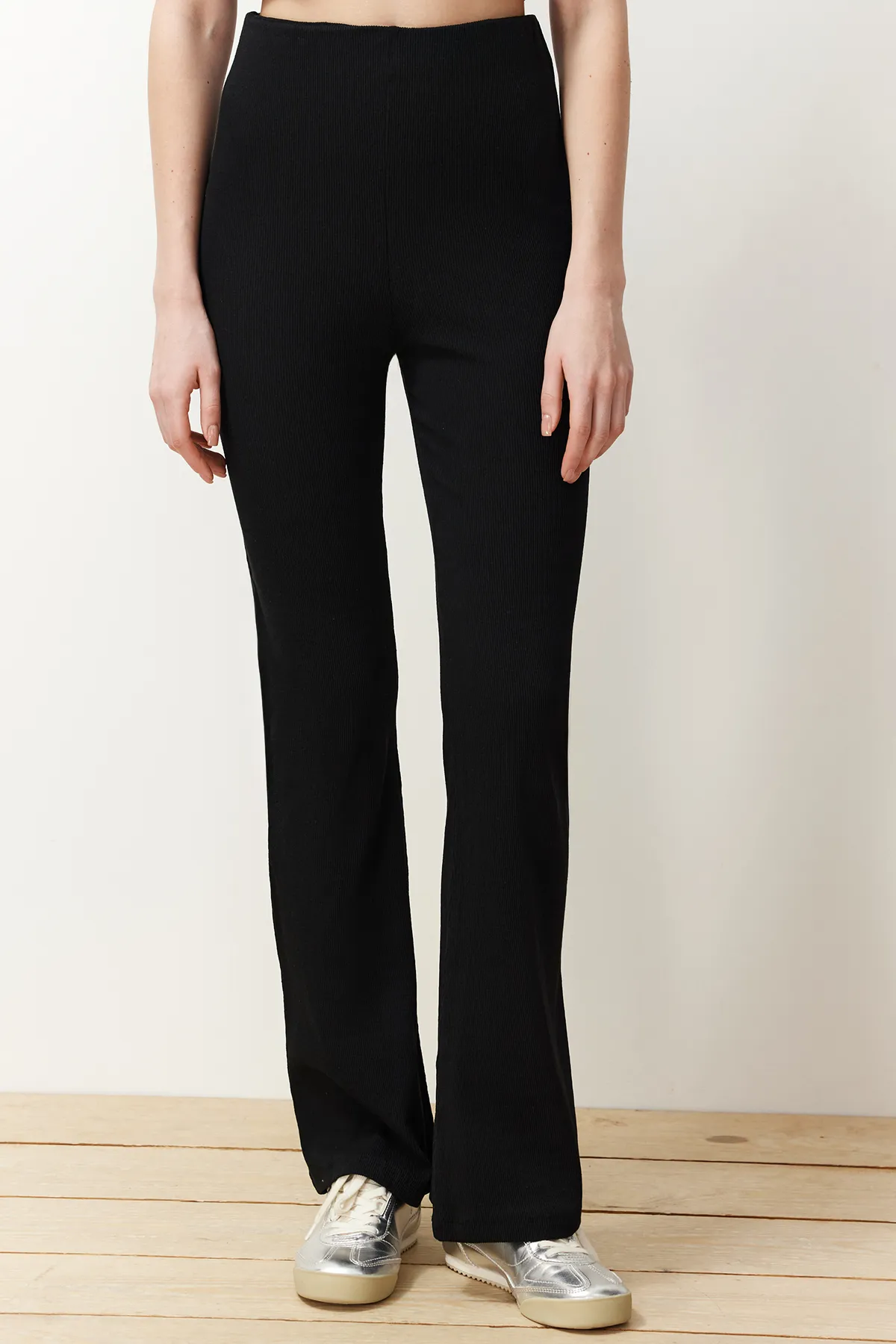 Trendyol Collection  Schwarzes, kurzes Set aus gerippter, dehnbarer Strickbluse und Hose mit Rundhalsausschnitt, Oberteil und Unterteil TWOSS21AU0160