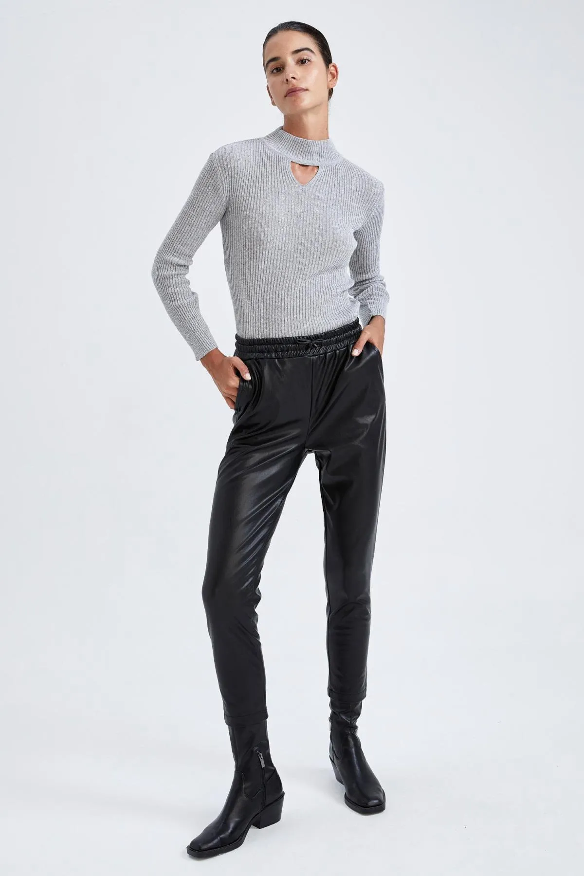 DeFacto  Hose aus Kunstleder mit Jogger-Tasche
