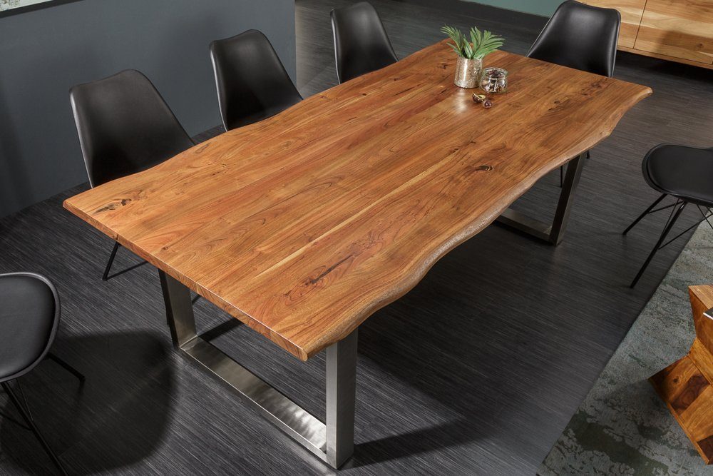 riess-ambiente Baumkantentisch MAMMUT NATURE 160cm honigfarben (natur) / silber (Einzelartikel, 1-St), Massivholz · Edelstahl-Kufen · 3,5cm Platte · Akazie · Industrial