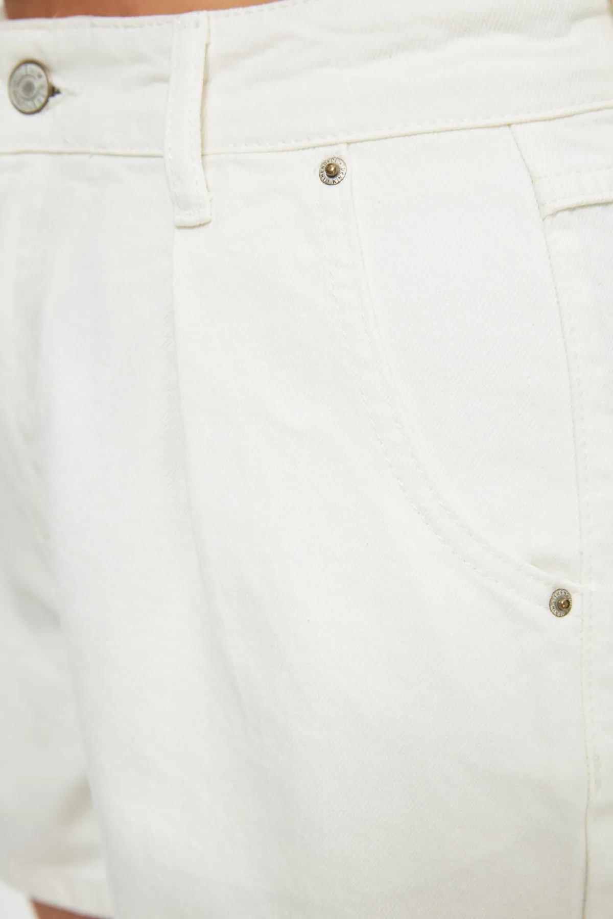 Trendyol Collection  Weiße, nachhaltigere Denim-Shorts mit Falten TWOSS20SR0129
