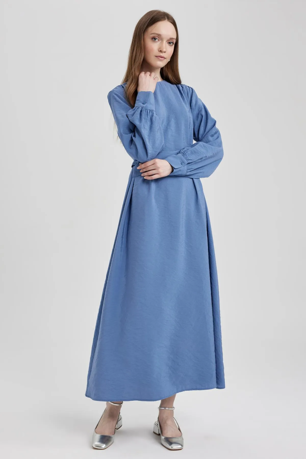 DeFacto  Langärmliges Kleid mit normaler Passform und Rundhalsausschnitt A8904ax23hs