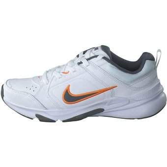 Nike Defy All Day Sneaker in weiß