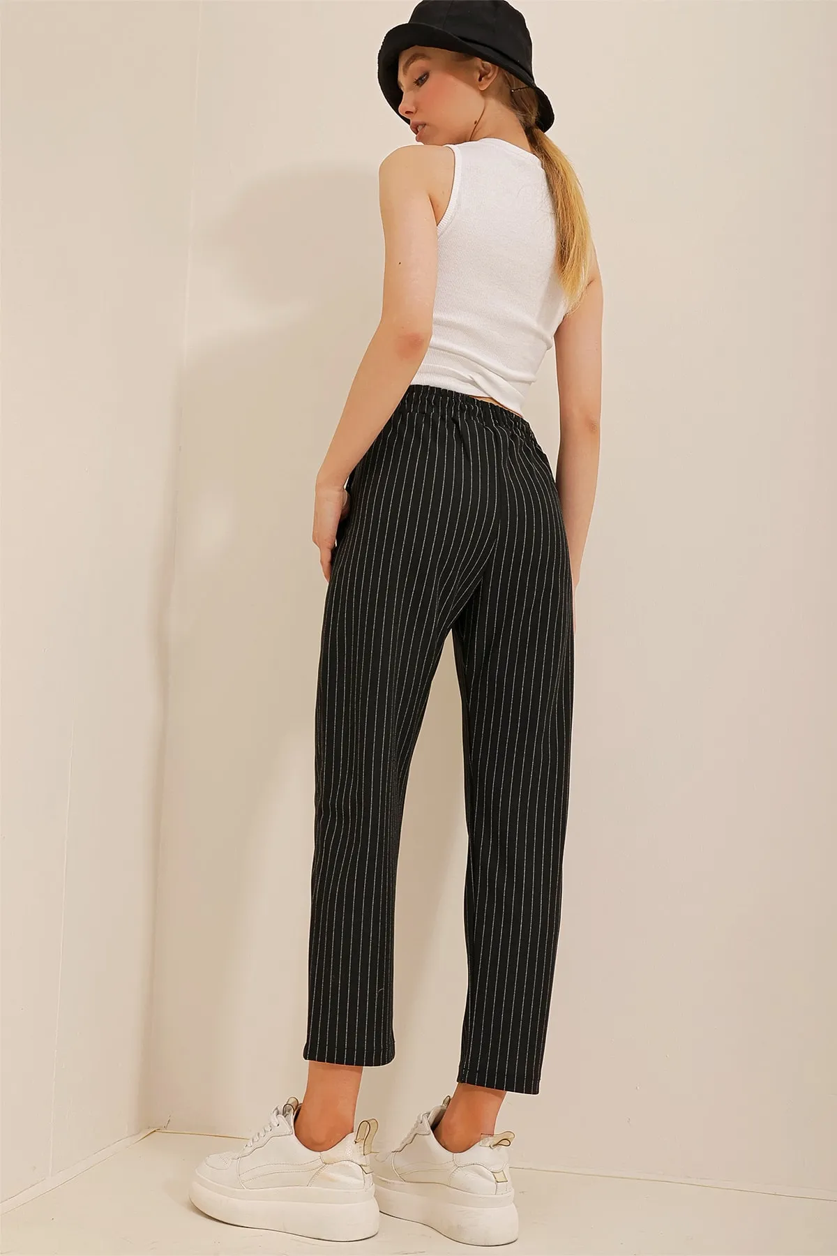 Trend Alaçatı Stili  Schwarze Damenhose mit hoher Taille und doppelter Tasche, gestreift, lässig geschnitten, ALC-X10430