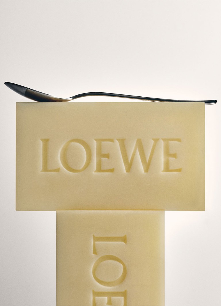Zestaw dwóch mini mydełek w kostce z oregano marki LOEWE.