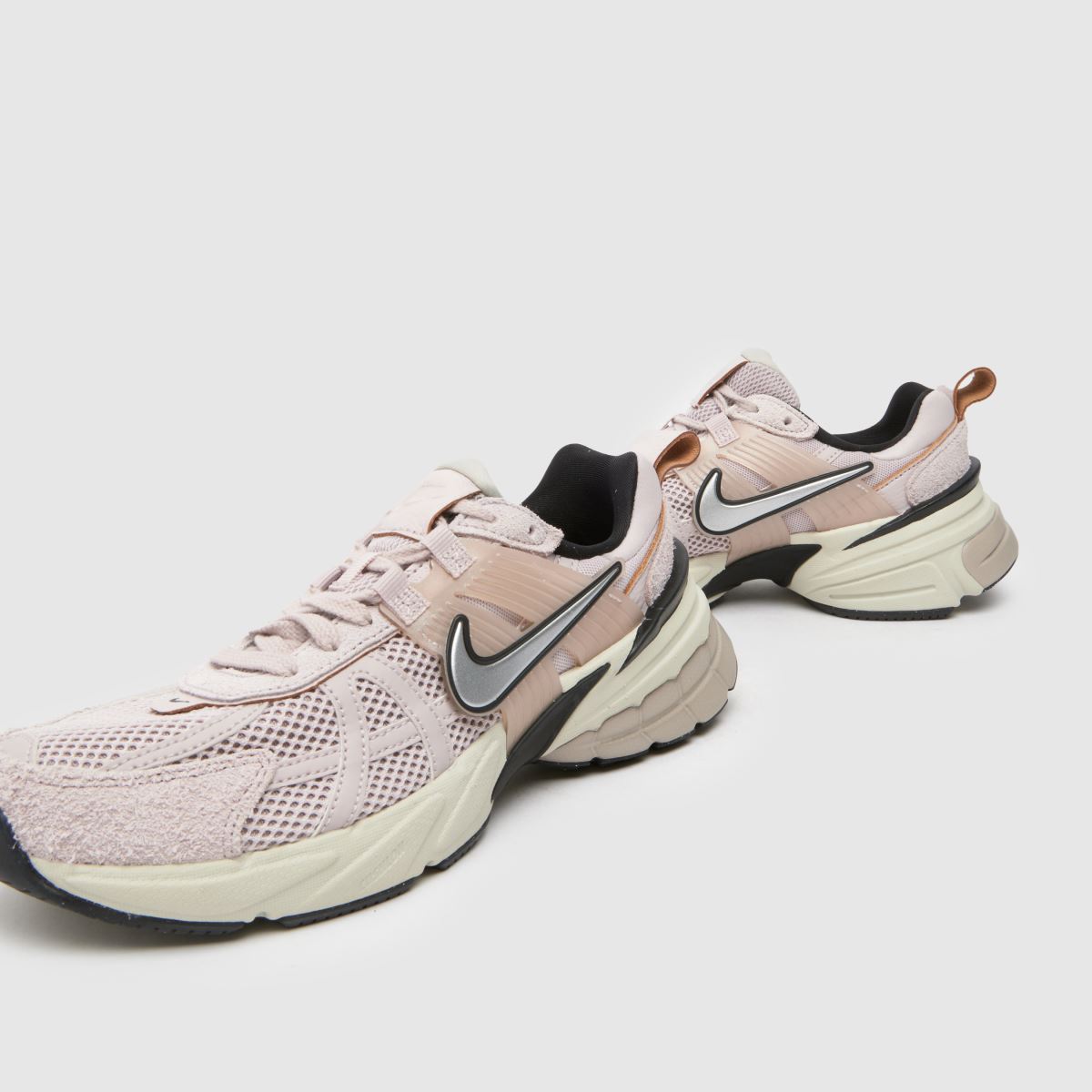 Športni copati Nike v2k v svetlo roza barvi
