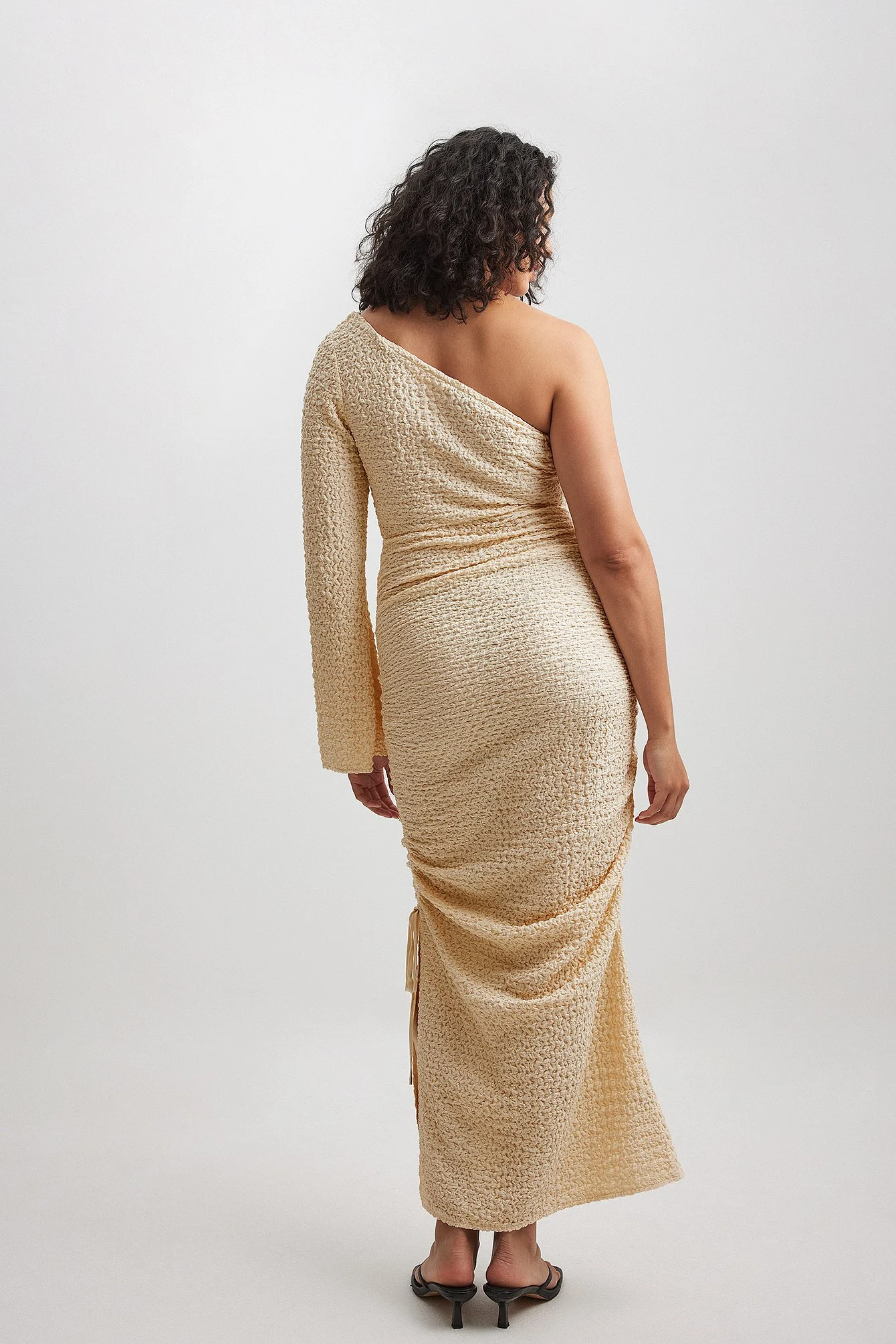 Strukturiertes, einseitig schulterfreies Maxikleid