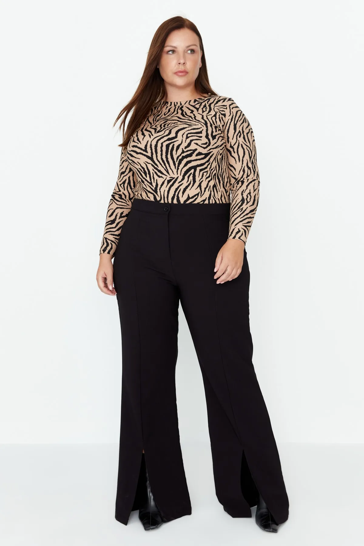 Trendyol Curve  Schwarze gewebte Hose mit weitem Bein und Schlitzdetail TBBAW23AR00008