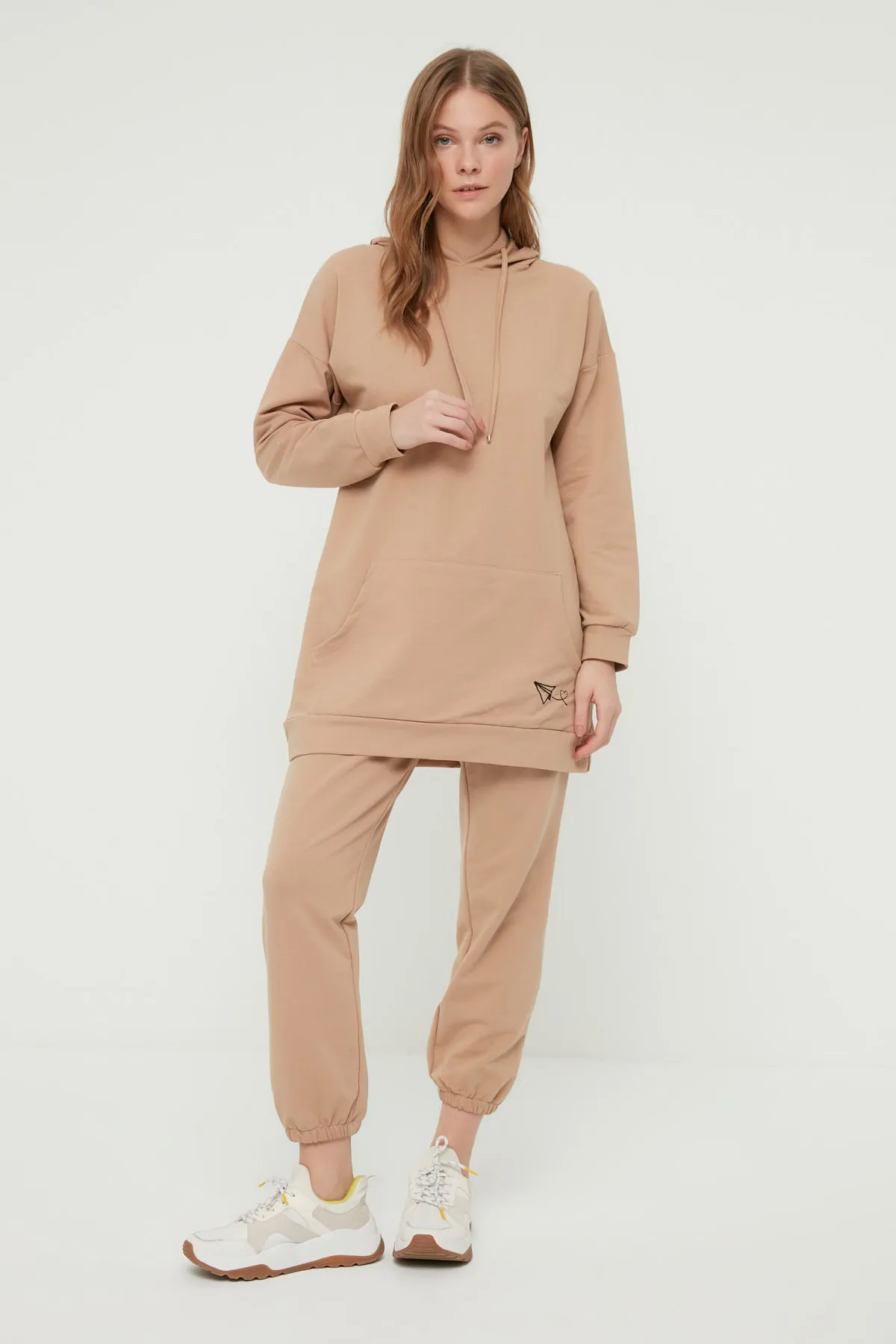 Trendyol Modest  Beigefarbener Strick-Trainingsanzug mit Kapuze und Kängurutasche und Stickerei TCTSS21EM0085