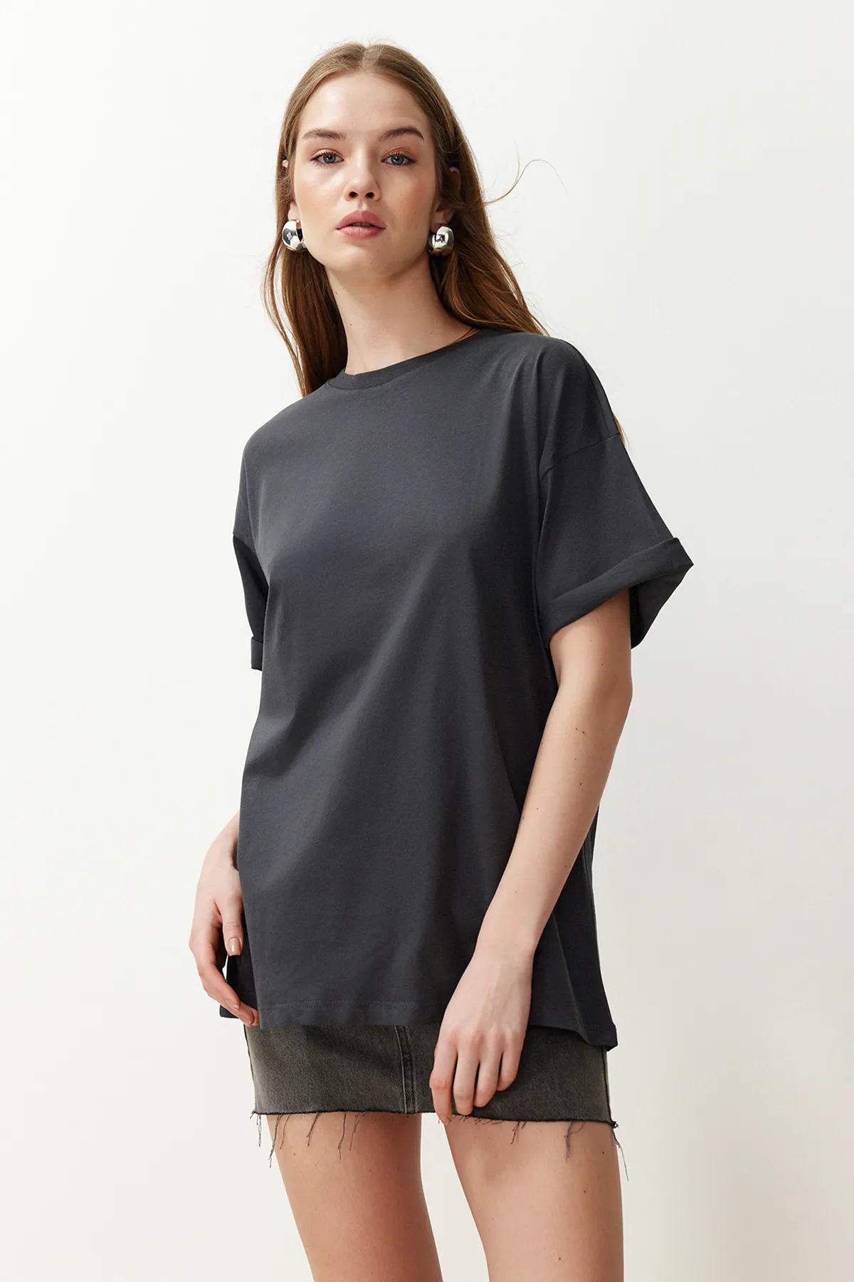 Trendyol Collection  Anthrazitfarbenes Boyfriend-Strick-T-Shirt aus 100 % Baumwolle mit Rundhalsausschnitt TWOSS20TS0134