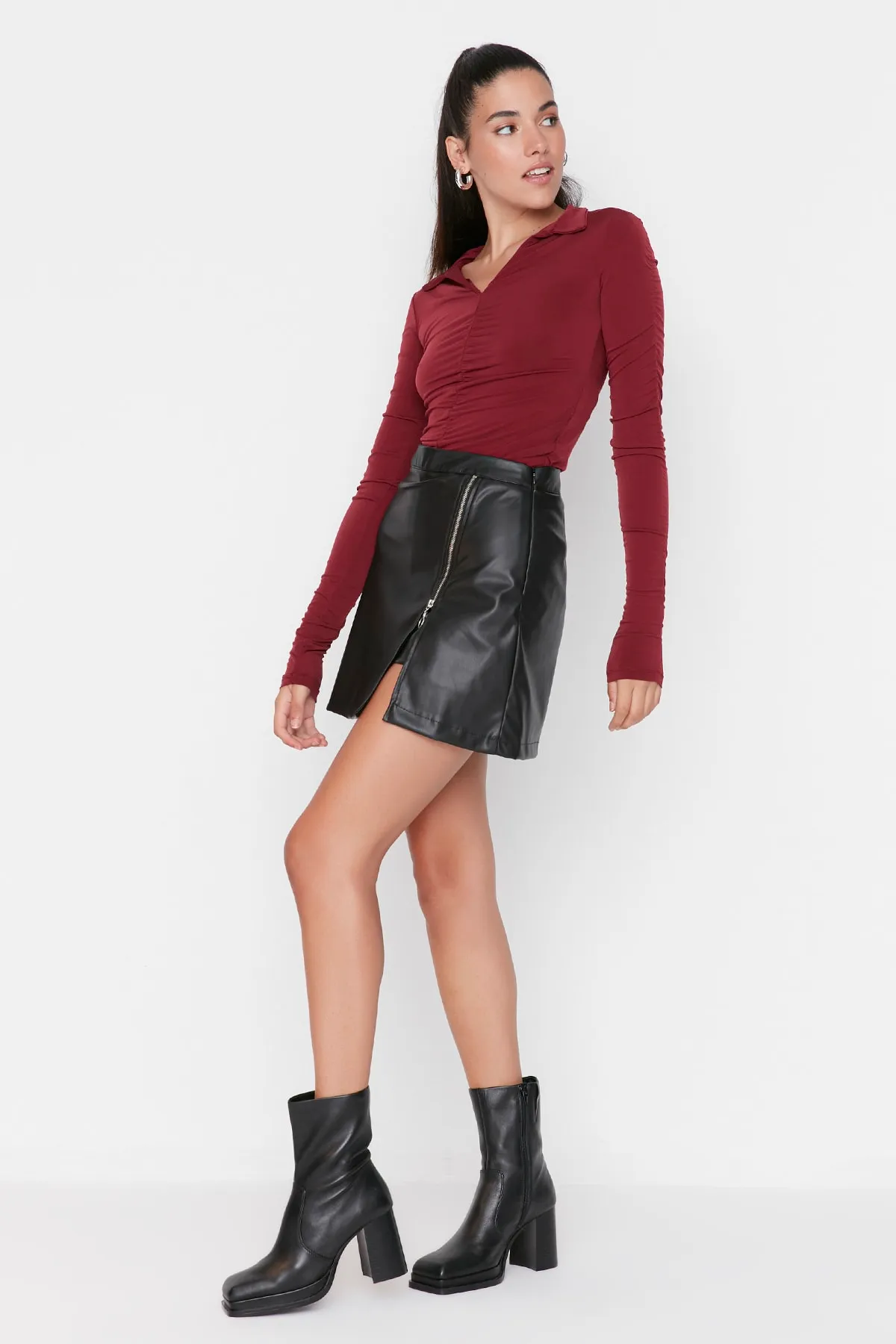 Trendyol Collection  Schwarzer Shortsrock aus gewebtem Kunstleder mit Reißverschluss TWOAW23SR00010