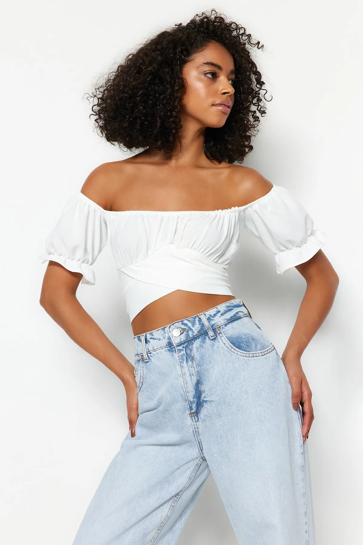 Trendyol Collection  Ecrufarbene, gewebte Bluse mit Carmen-Kragen und detaillierter Krawatte TWOSS21BZ0797