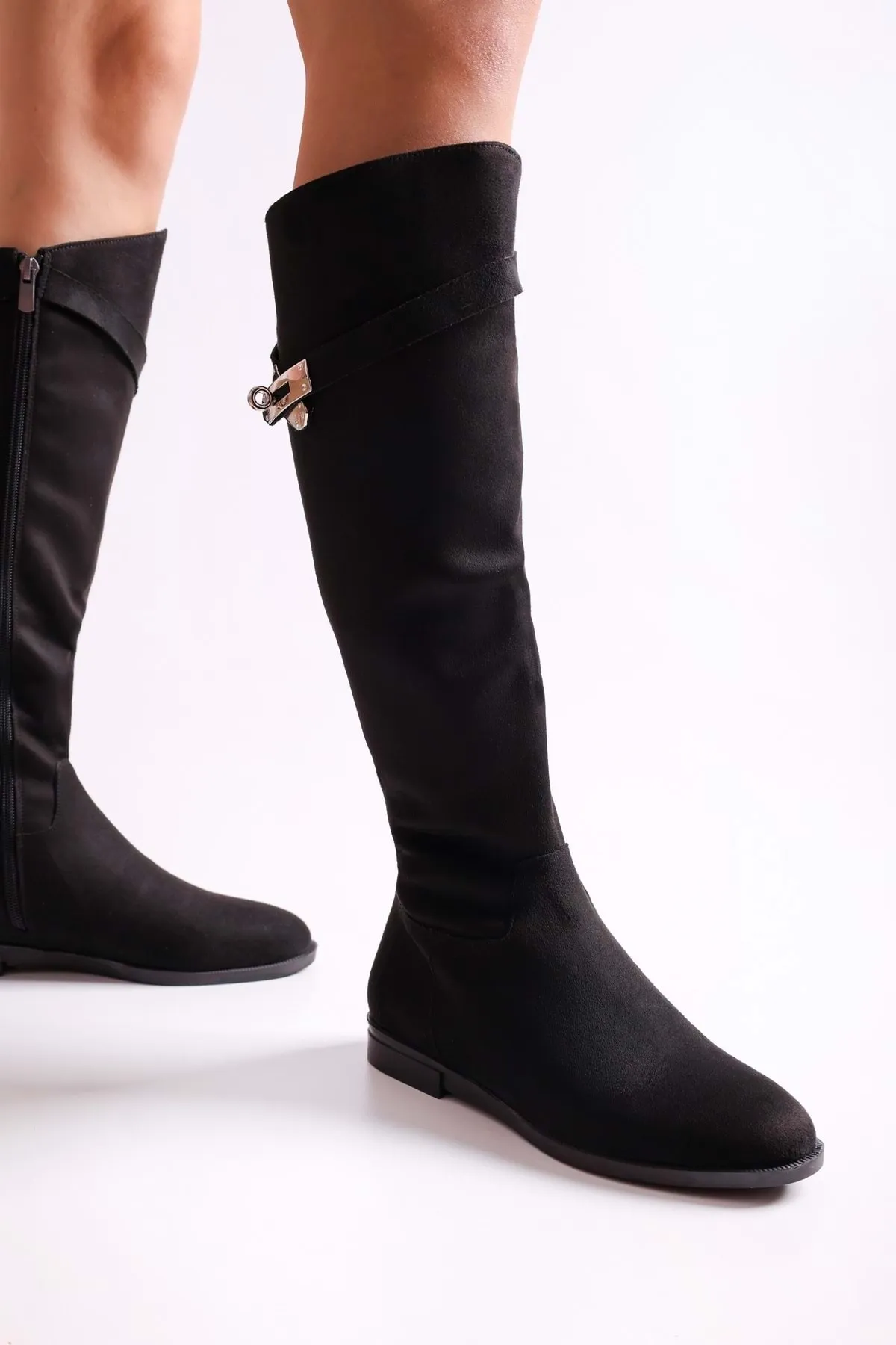 Shoeberry  Damen-Stiefel Meroni aus schwarzem Wildleder mit Schnalle. Schwarzes Wildleder