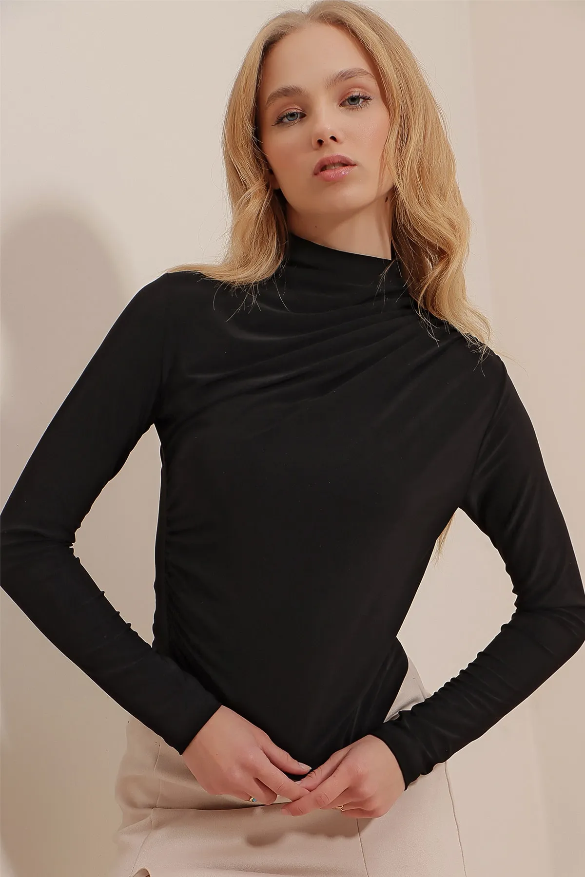 Trend Alaçatı Stili  Schwarze Damen-Bluse mit hohem Kragen, drapierter Schulter und Sandy-Crop-Bluse ALC-X9554
