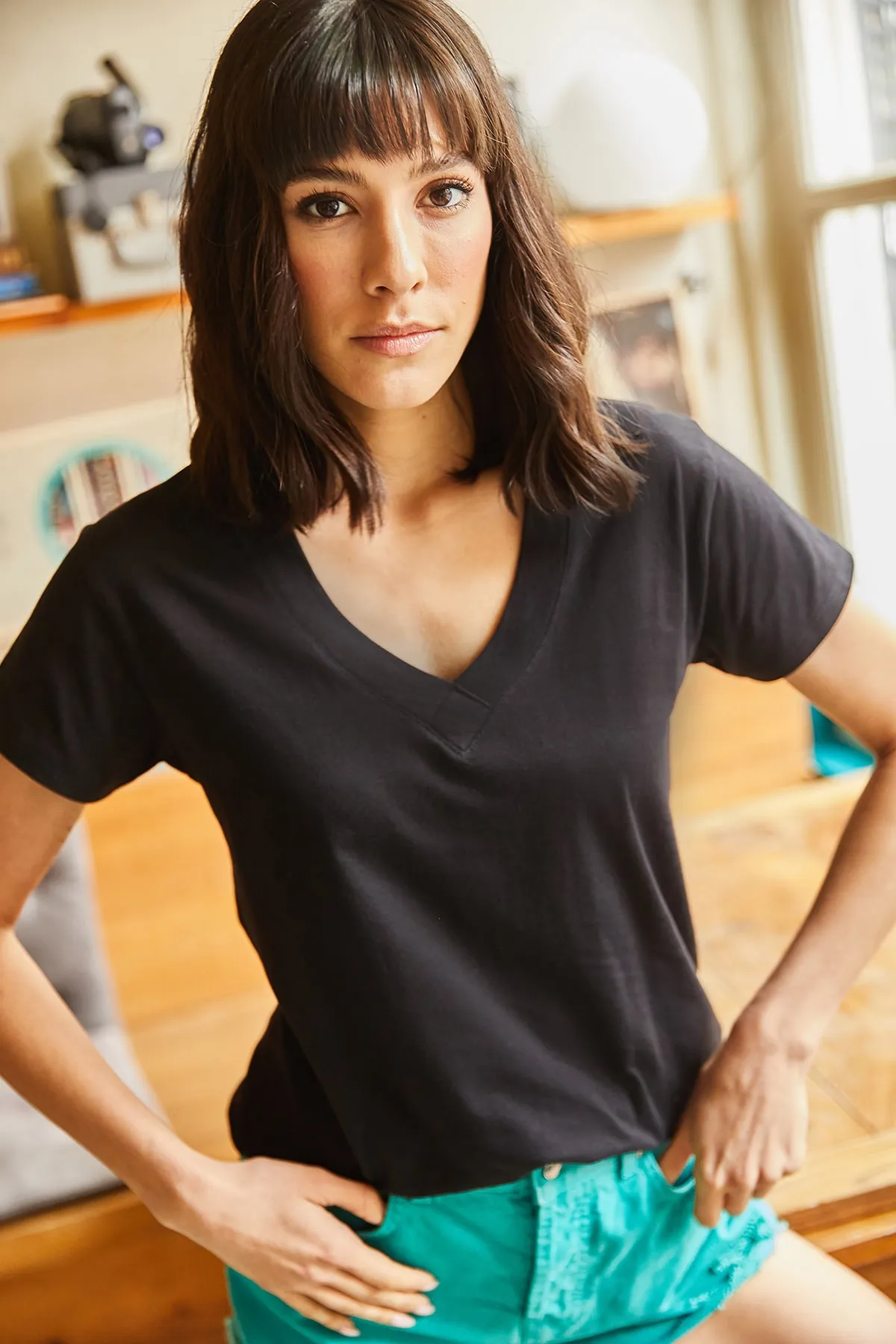 Olalook  Schwarzes Damen-T-Shirt aus Baumwolle mit V-Ausschnitt TSH-19000396