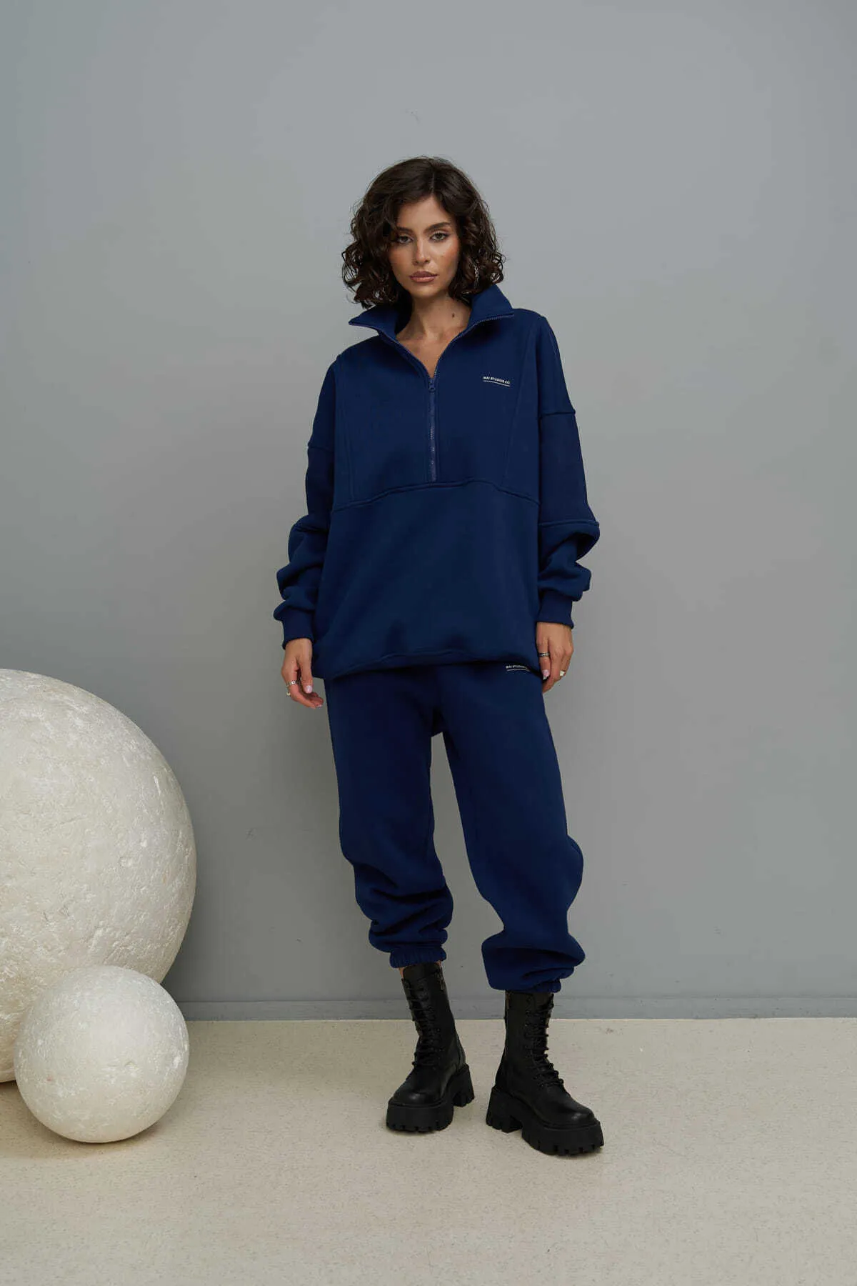 MAİ COLLECTİON  Marineblaues, übergroßes Trainingsanzug-Set von Mini Studio Co