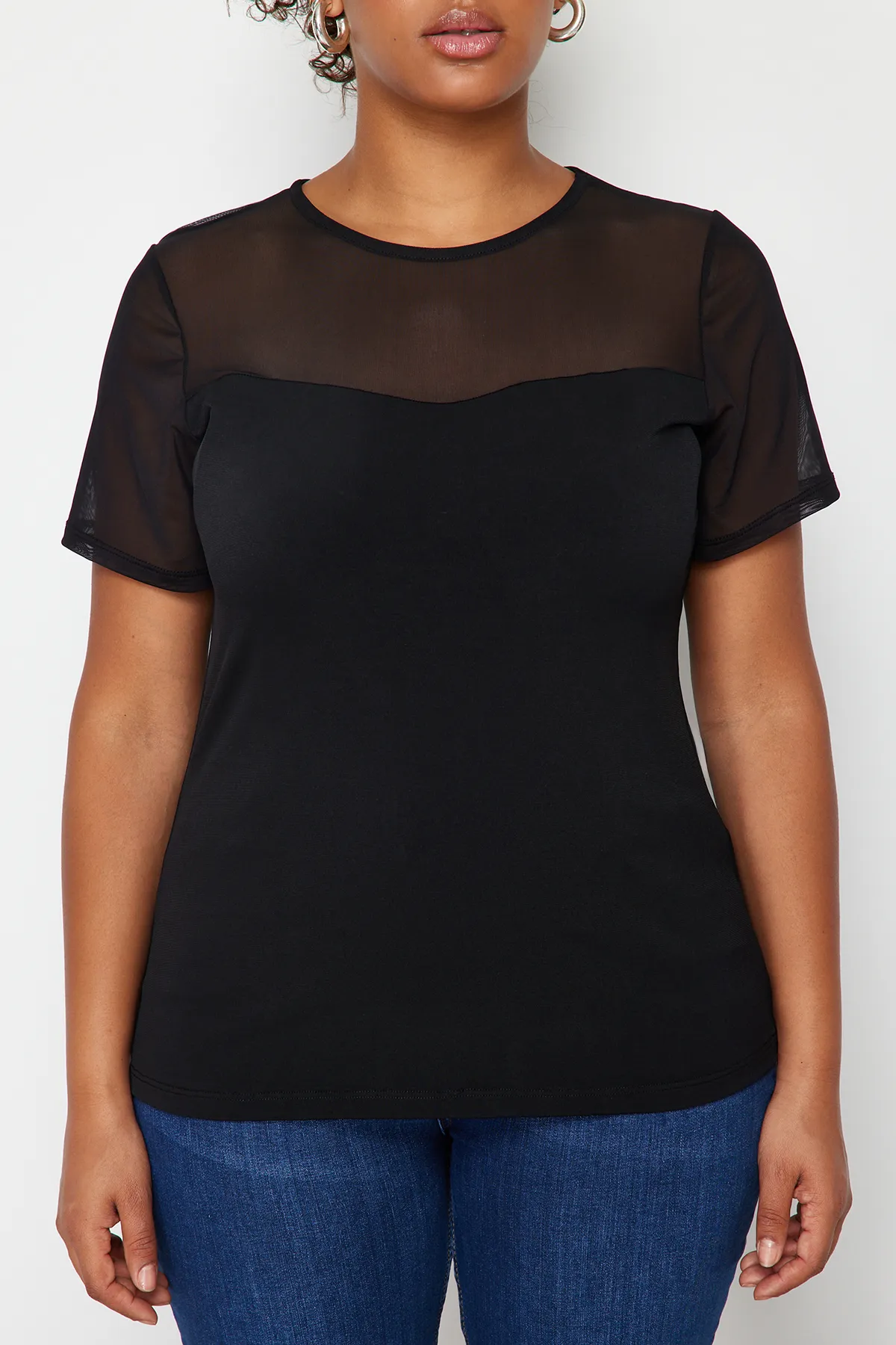 Trendyol Curve  Schwarze Strickbluse mit Herzkragen und Mesh-Details TBSSS24AF00046