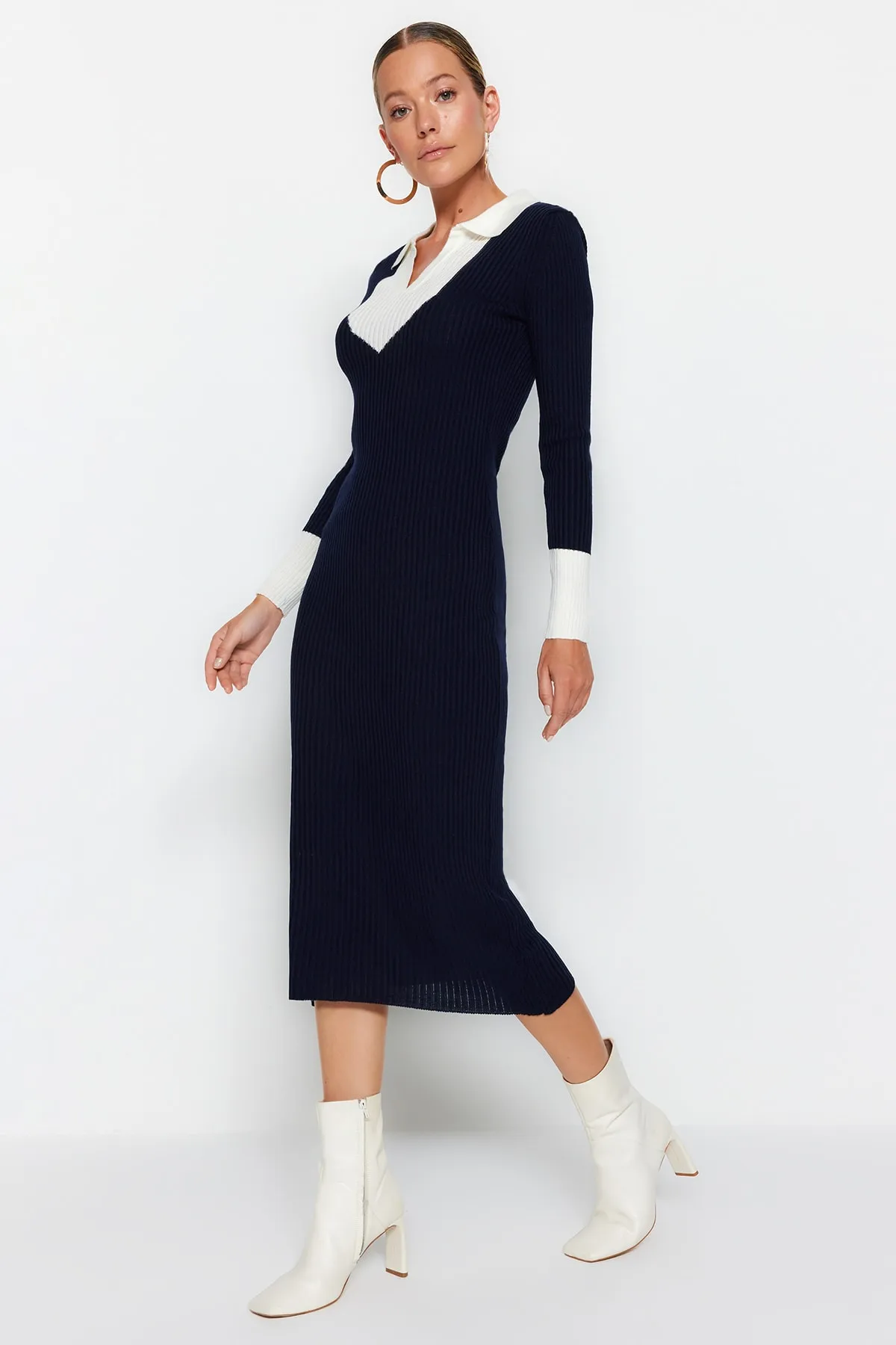 Trendyol Collection  Marineblaues Midi-Strickkleid mit Farbblockmuster TWOAW23EL00024