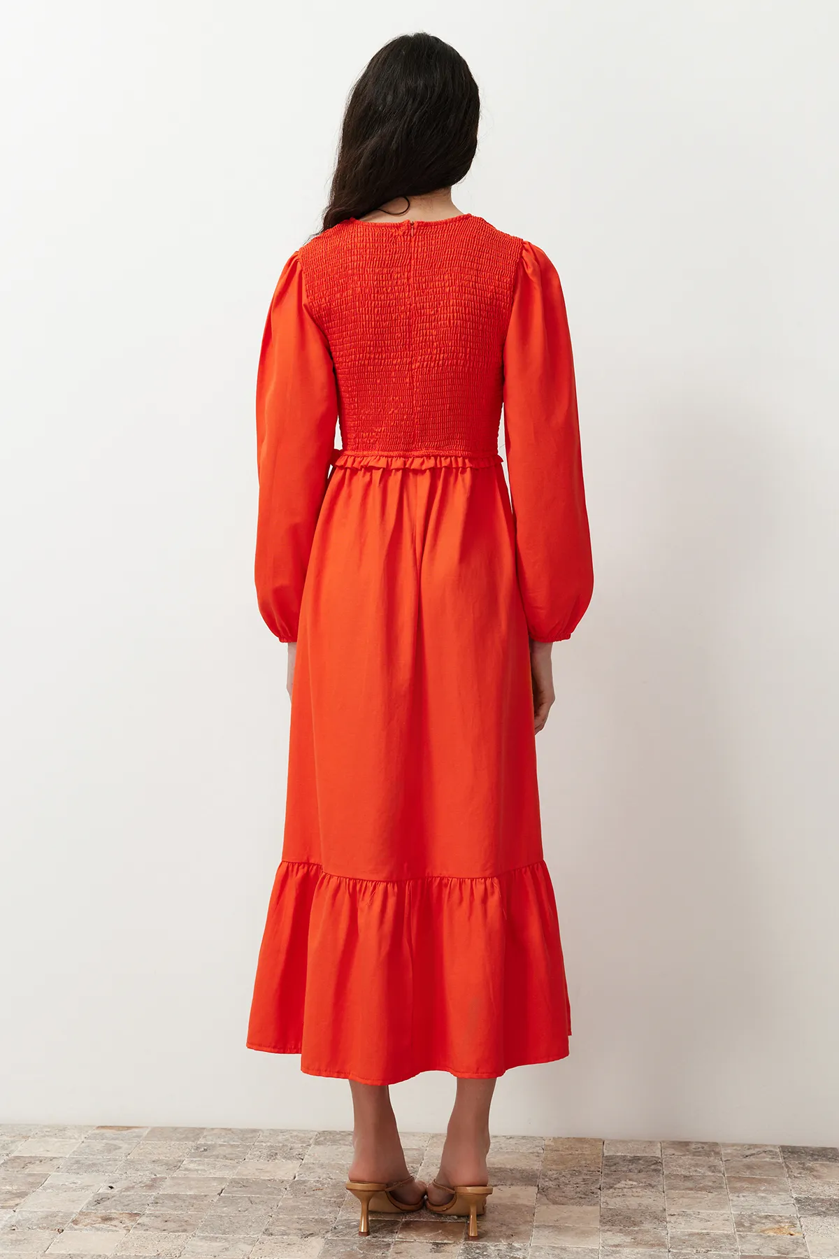 Trendyol Modest  Orange gefüttertes, schlicht gewebtes Chambre-Hijab-Kleid TCTAW22EB0109