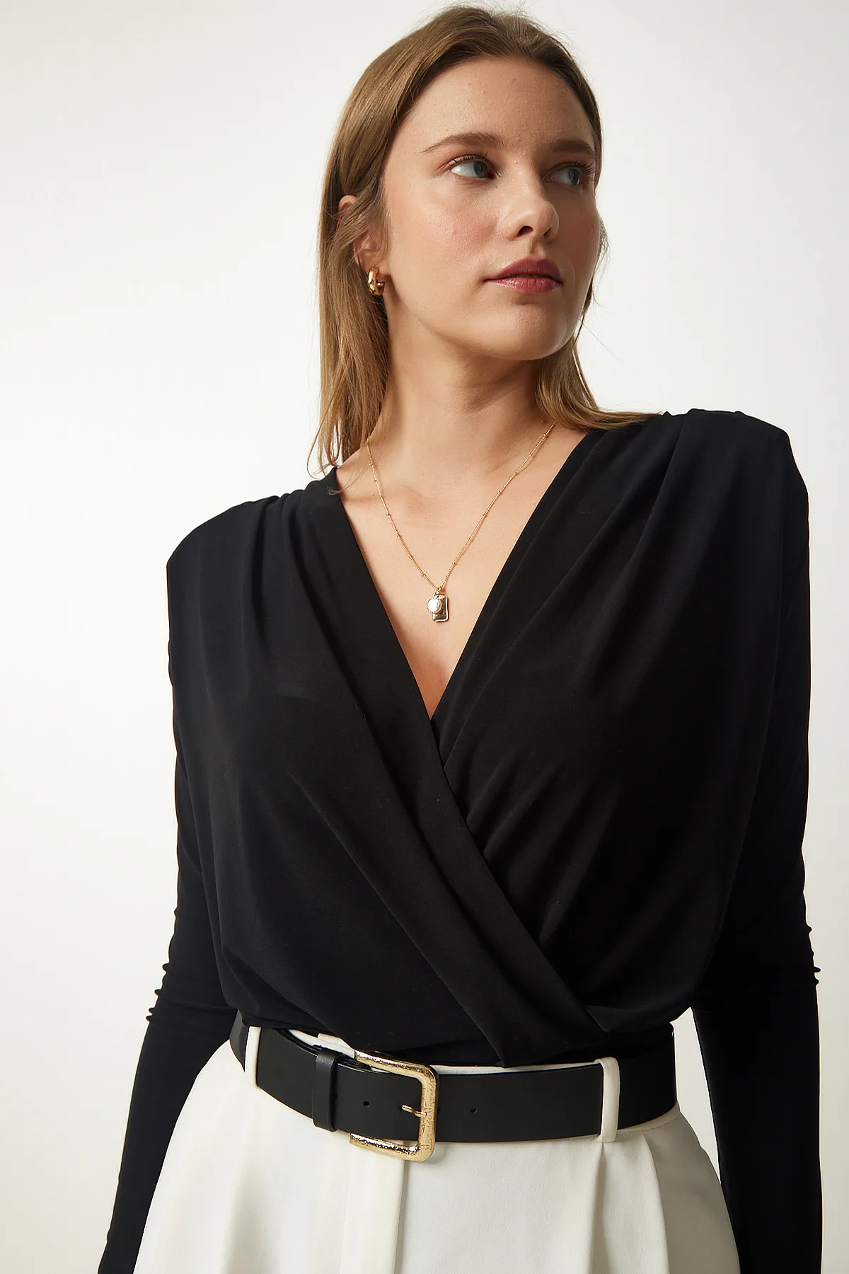 Happiness İstanbul  Schwarze Strickbluse zum Anstecken mit Wickelkragen für Damen FF00147