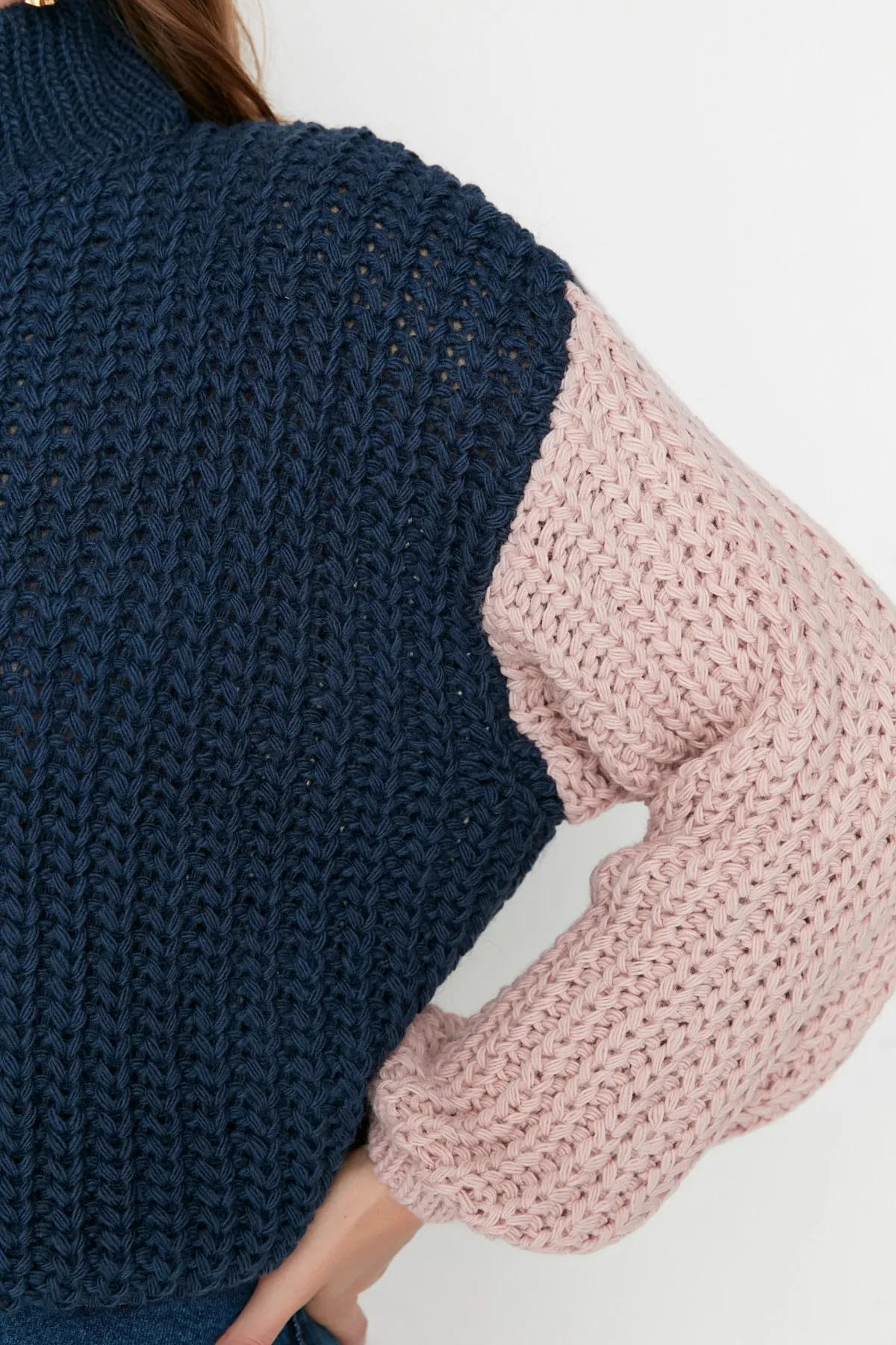 Trendyol Collection  Petrol – Weich strukturierter Strickpullover mit Farbblockdesign und weiter Passform TWOAW21KZ0271